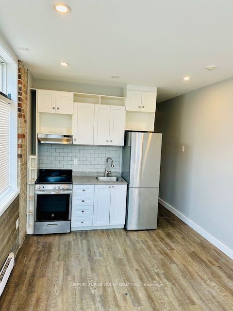 2029-2031 Eglinton Avenue W Property Photo 6