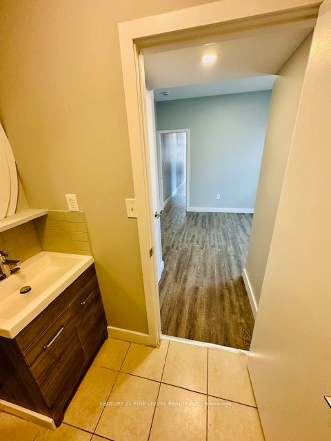 2029-2031 Eglinton Avenue W Property Photo 25
