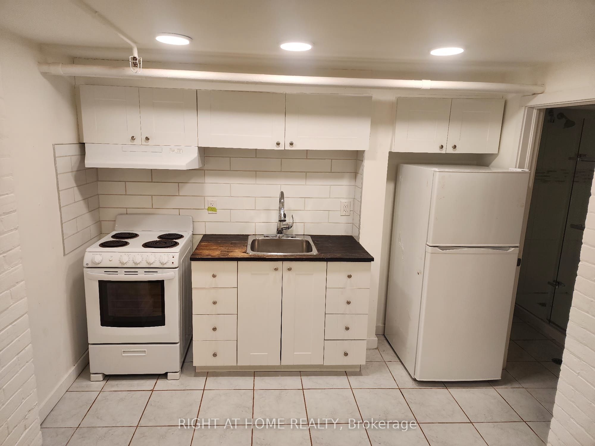 32 High Park Blvd Boulevard Unit B2 Property Photo 3