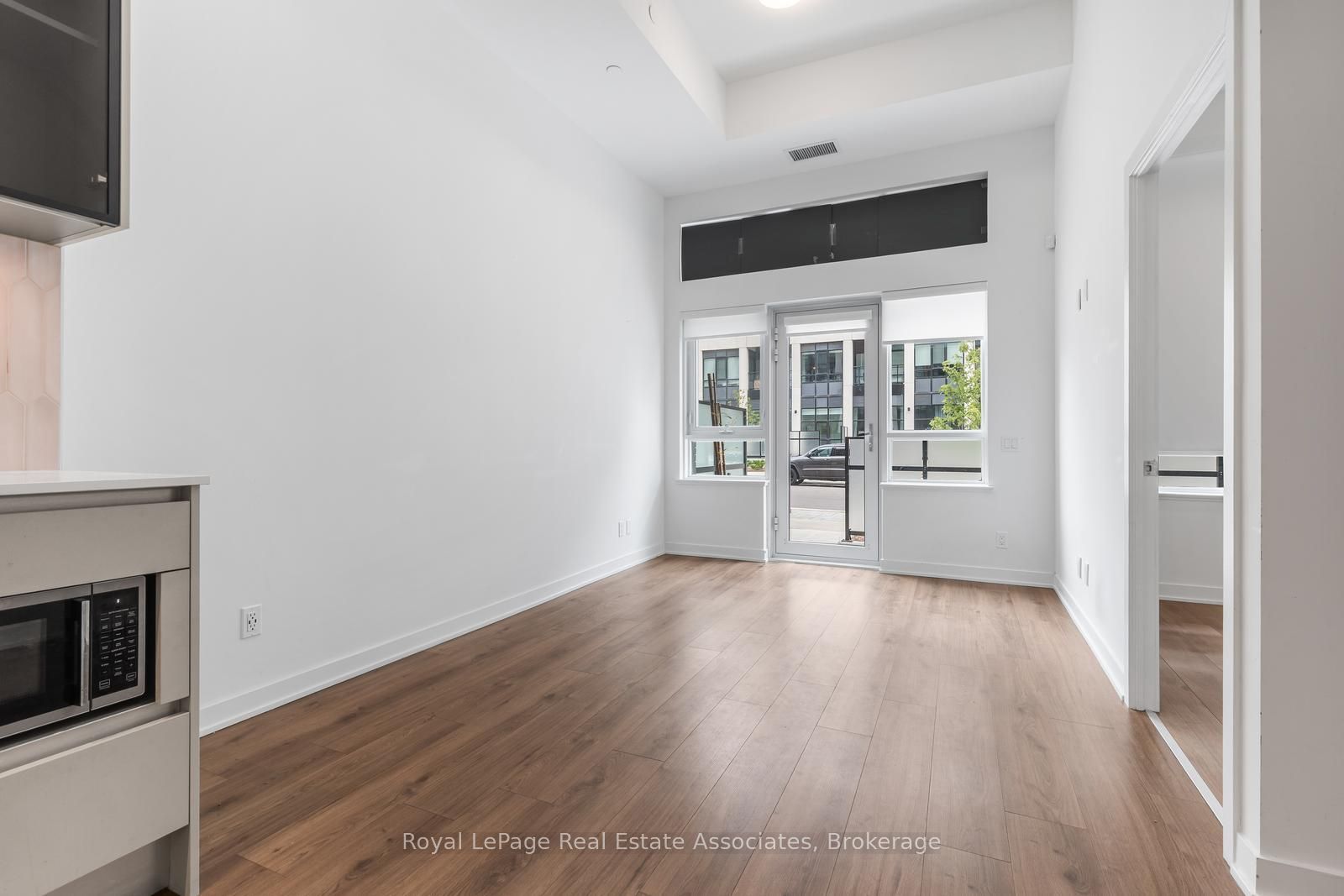 405 Dundas Street W 114 Property Photo 6