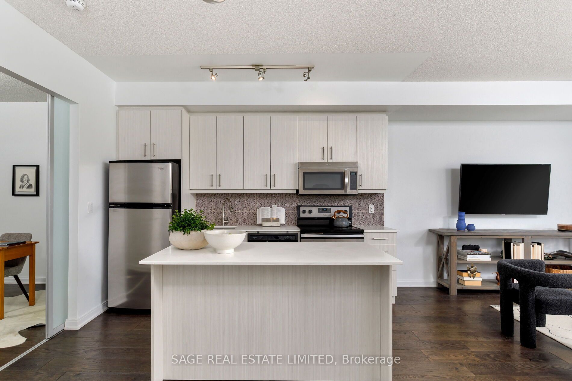 760 The Queensway 401 Property Photo 2