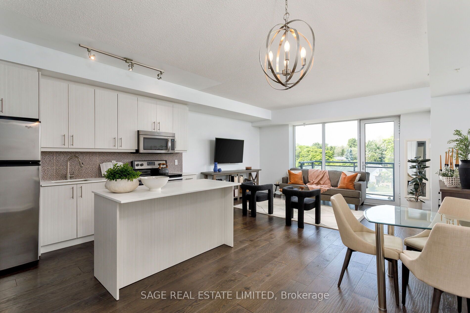760 The Queensway 401 Property Photo 4