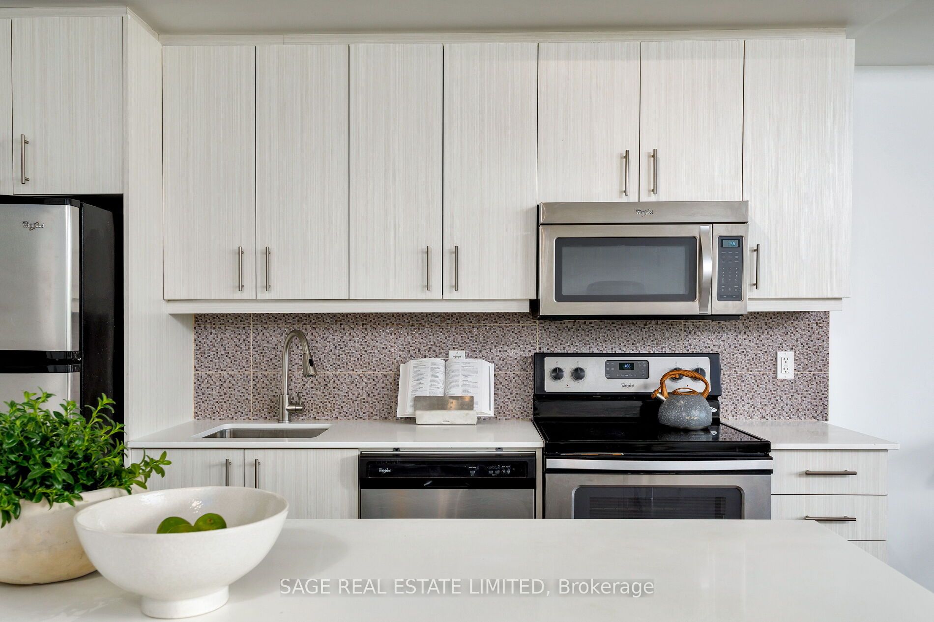 760 The Queensway 401 Property Photo 5