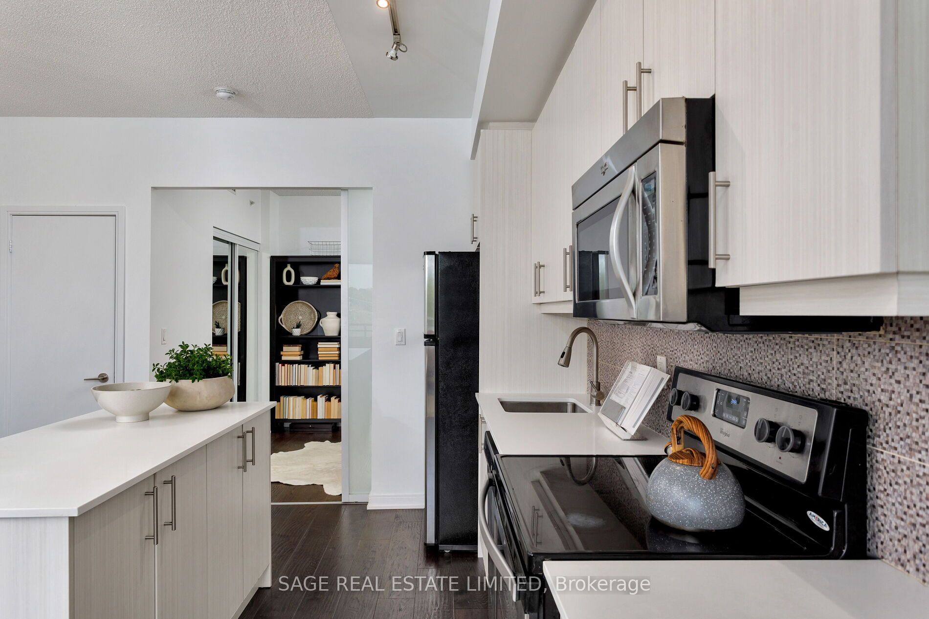 760 The Queensway 401 Property Photo 6
