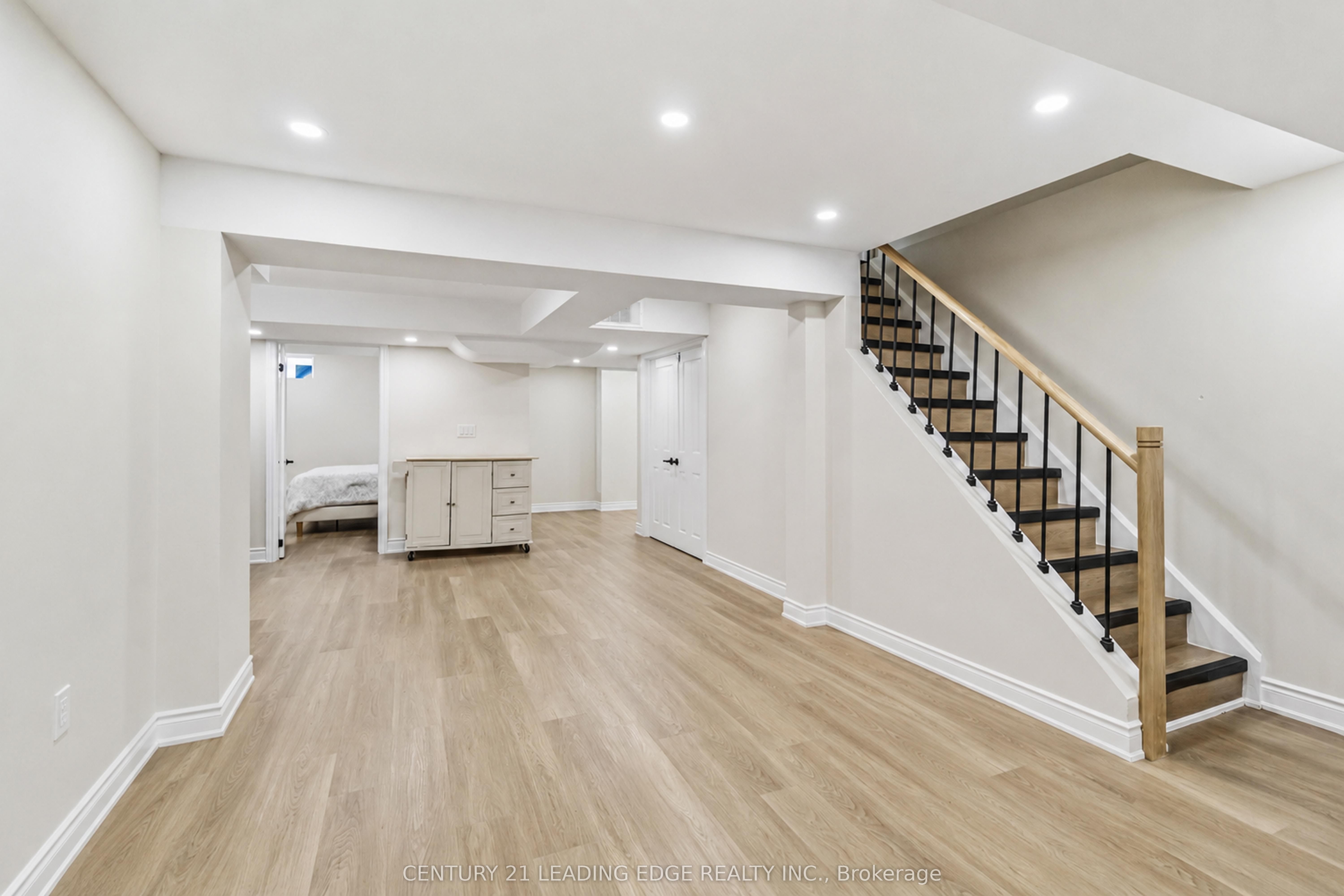 26 Huntspoint Drive Property Photo 32
