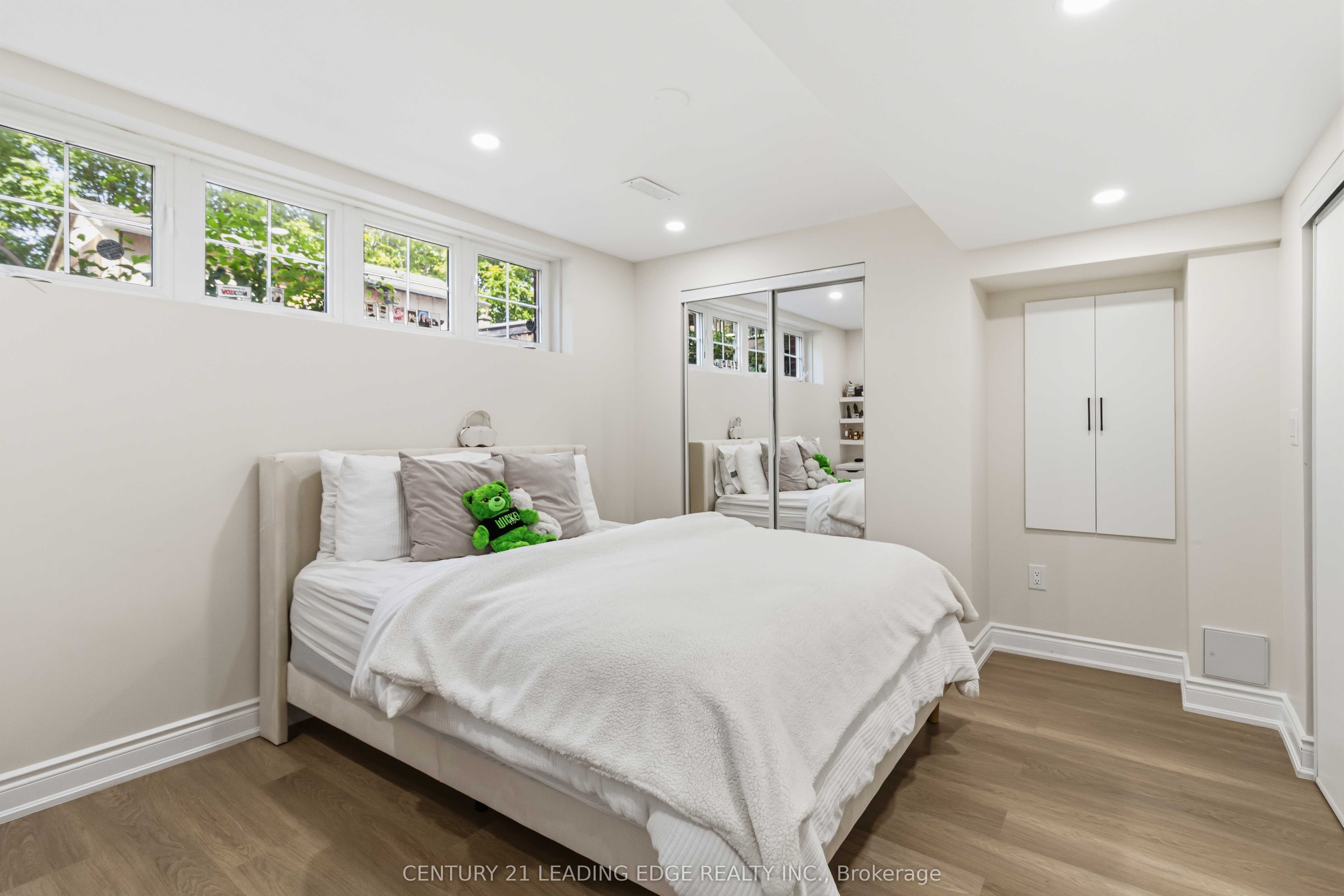26 Huntspoint Drive Property Photo 37