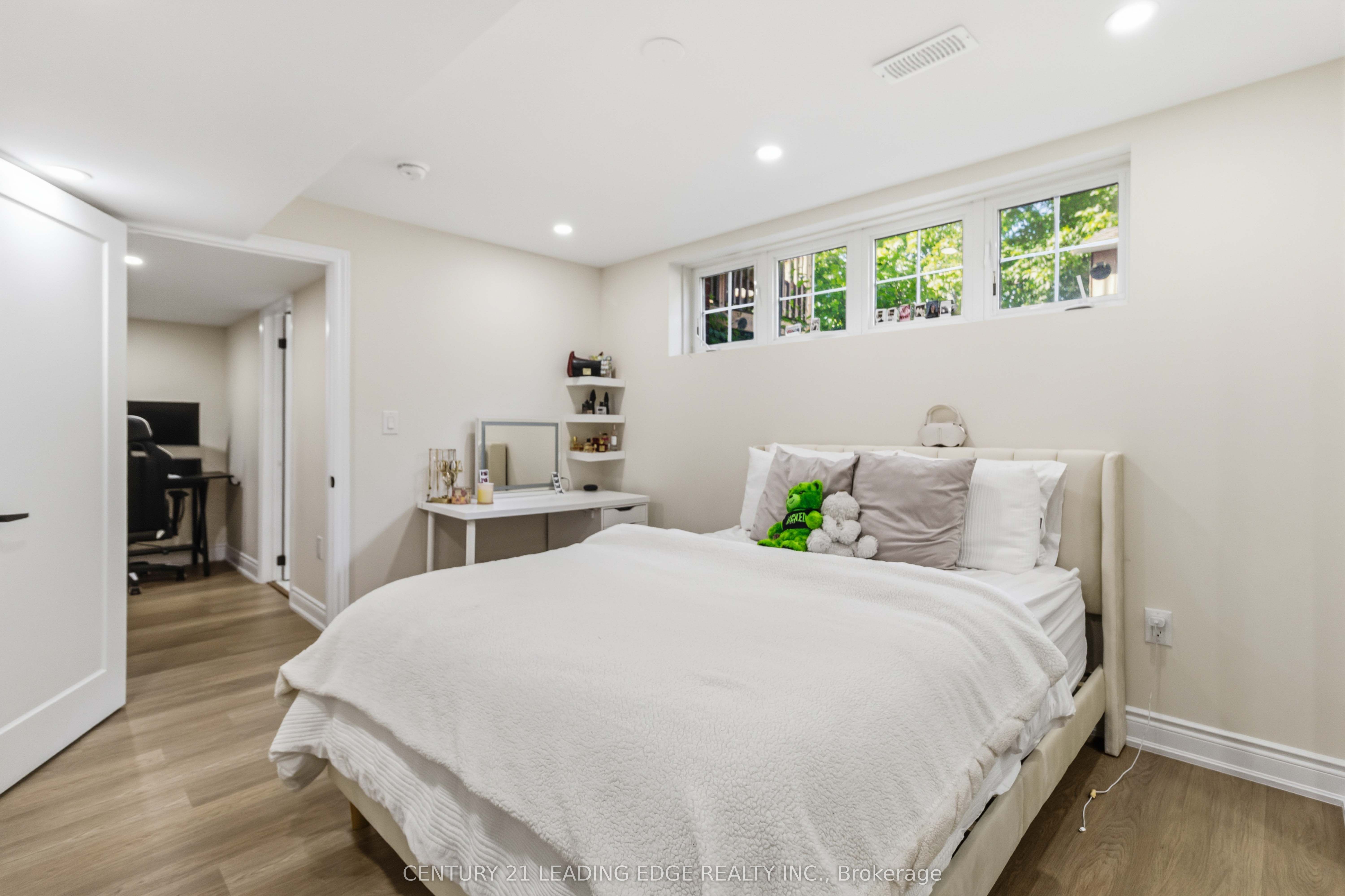 26 Huntspoint Drive Property Photo 38