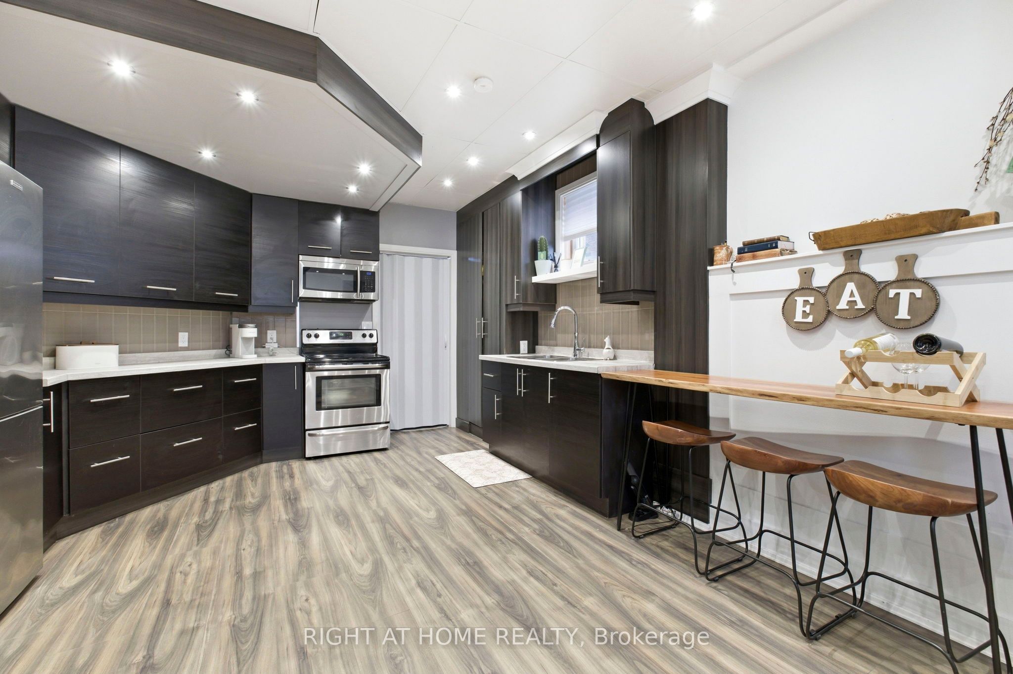10 Learmont Avenue Property Photo 31