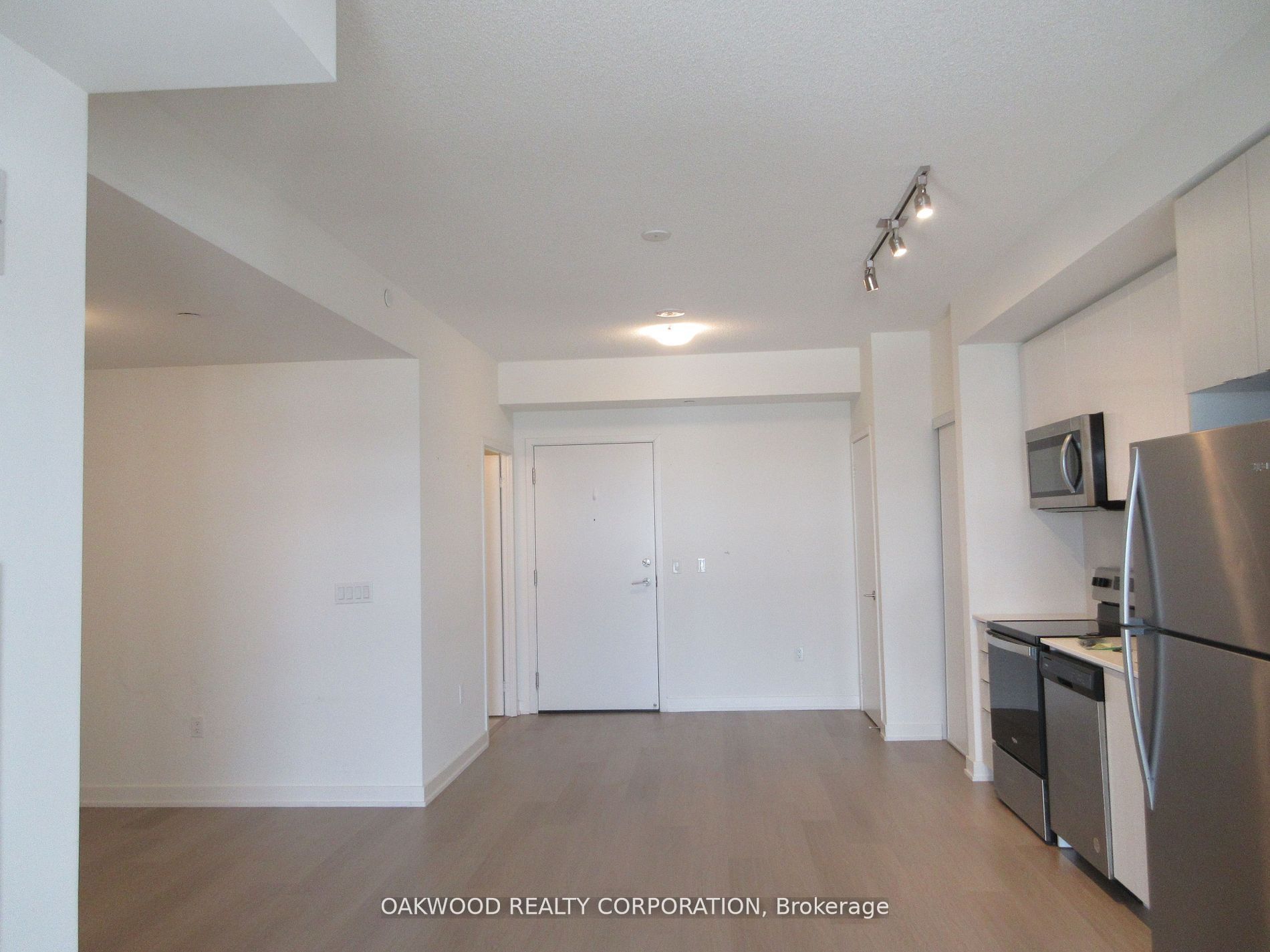 859 The Queensway 512 Property Photo 5