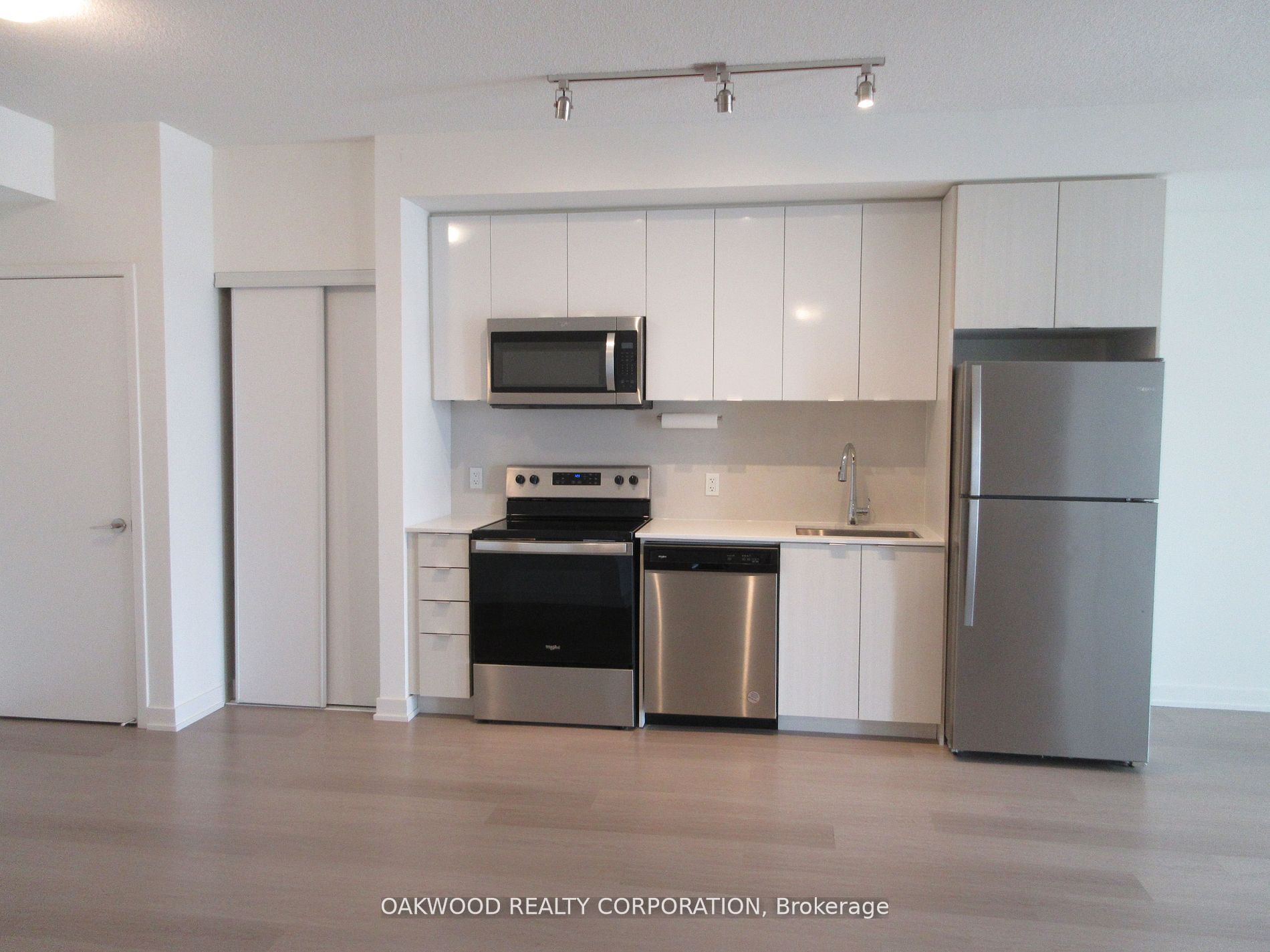 859 The Queensway 512 Property Photo 6