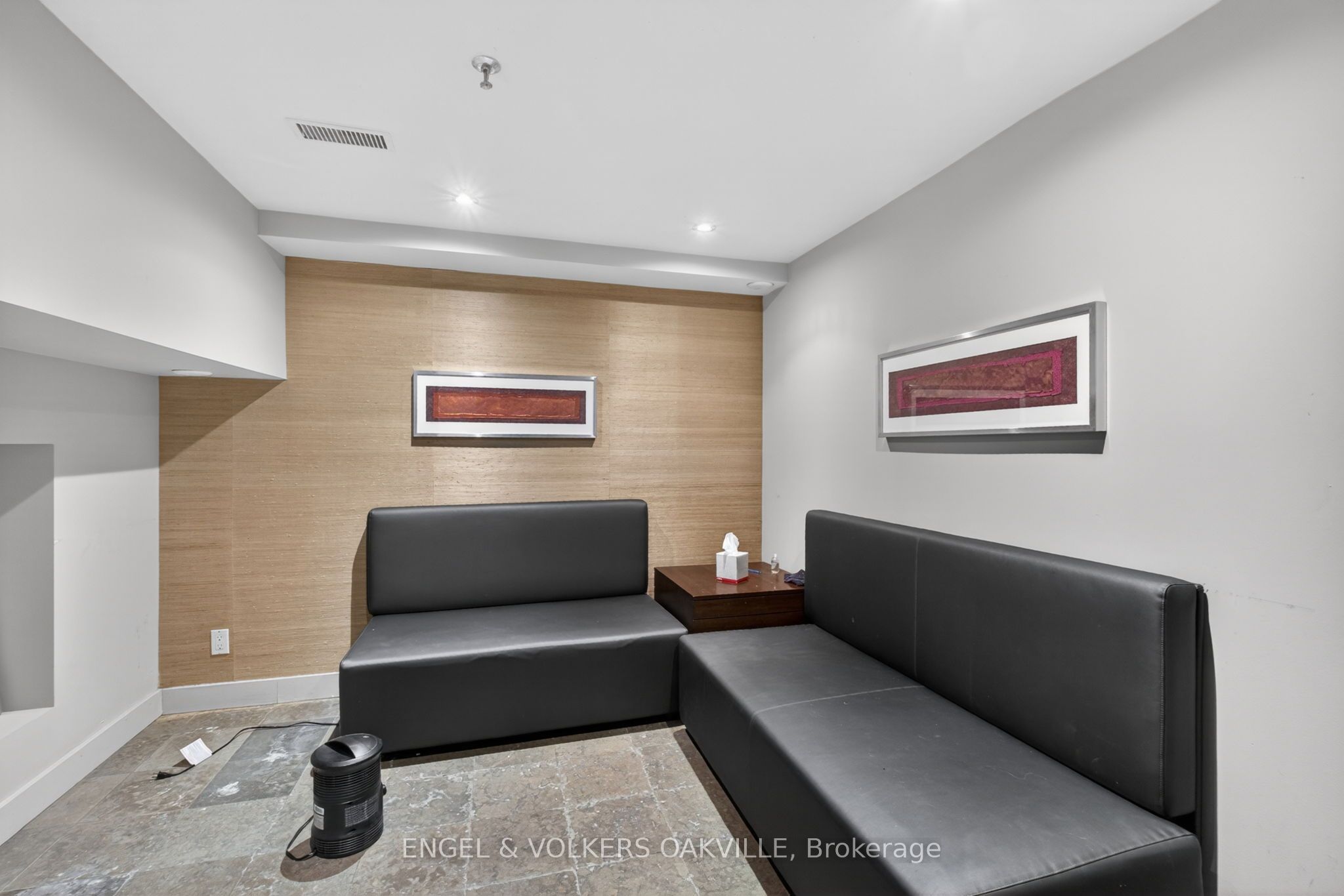 145 Lakeshore Road E Property Photo 32