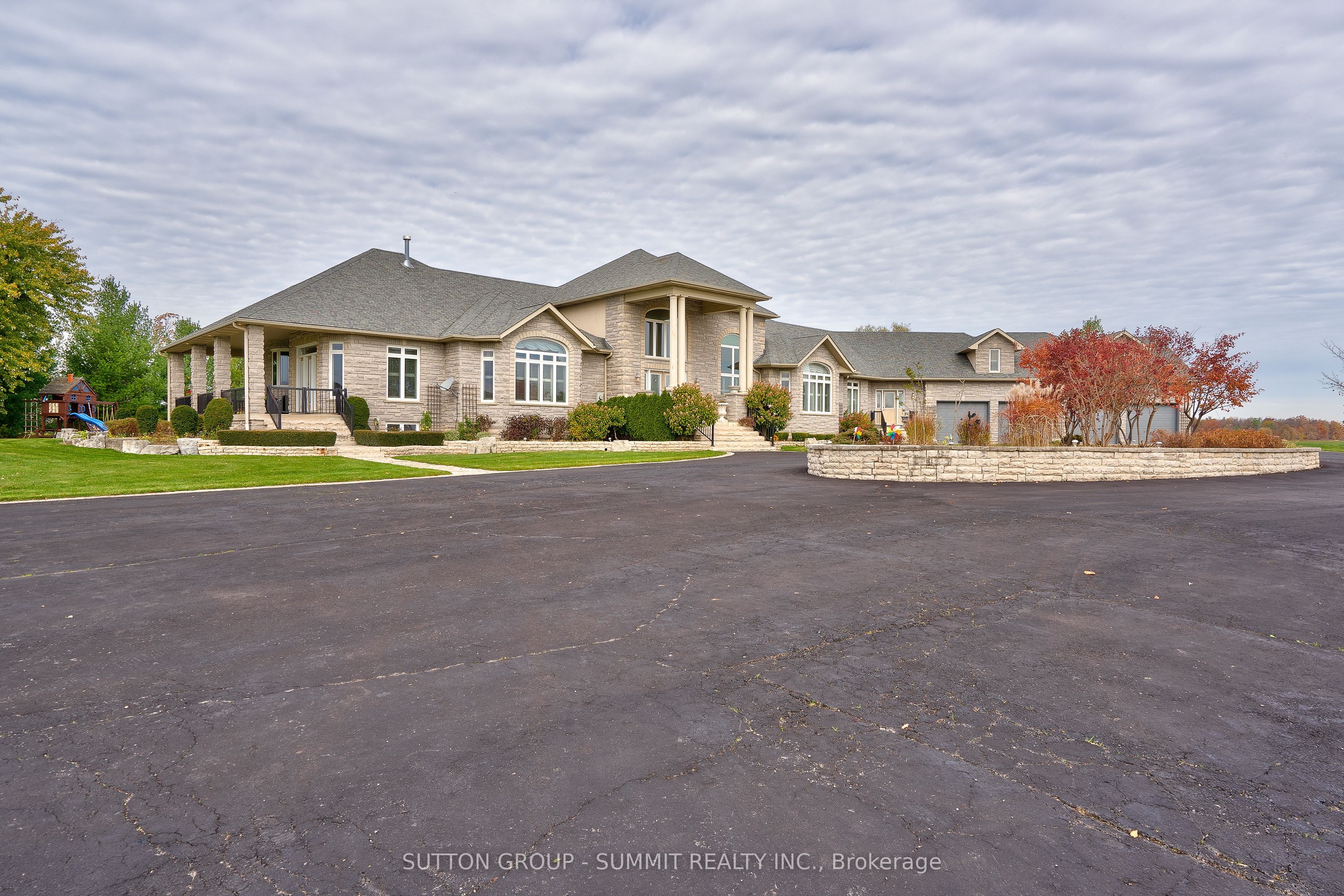 5431 Appleby Line Property Photo 2