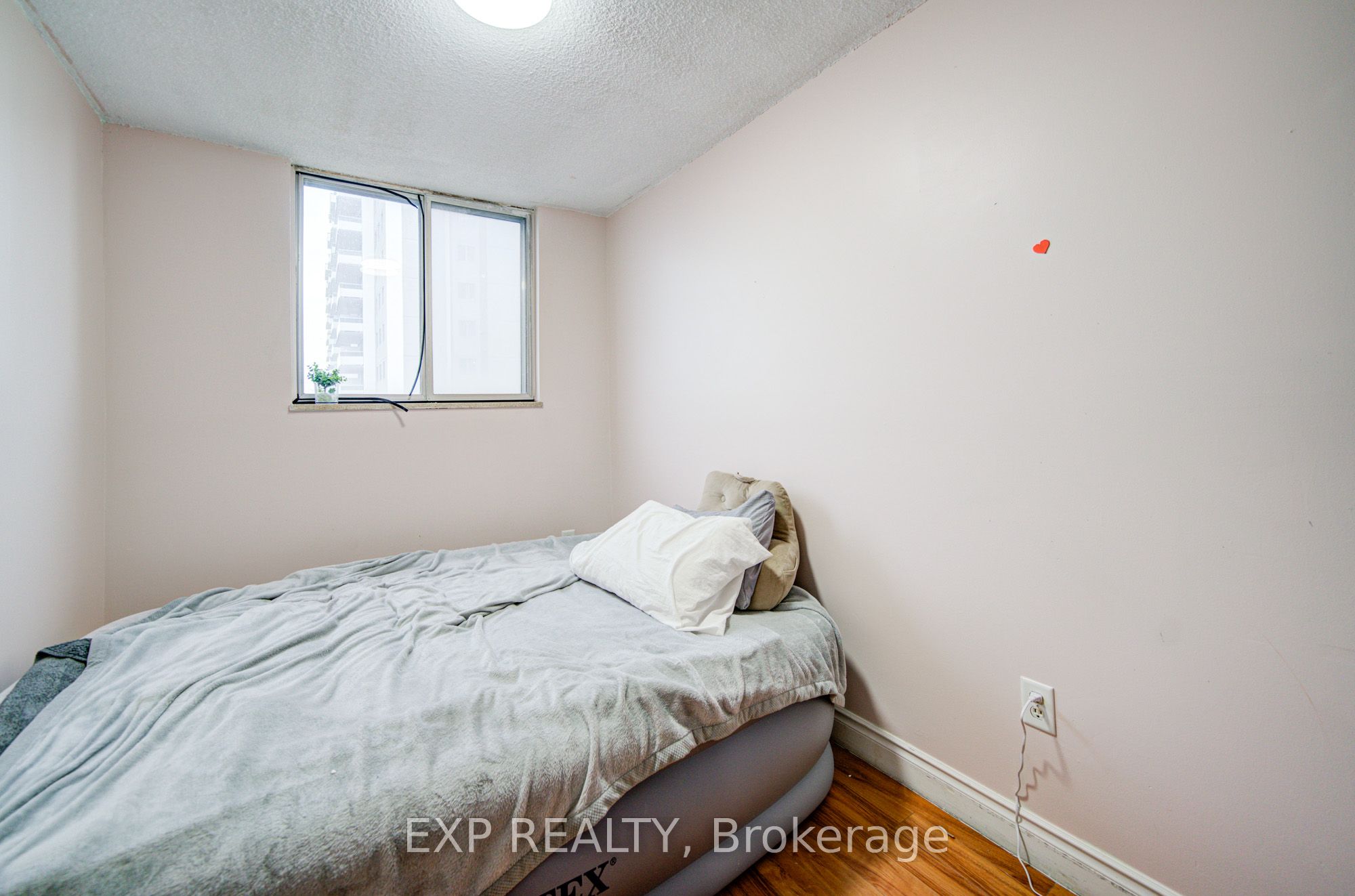 50 Lotherton Pathway 402 Property Photo 22
