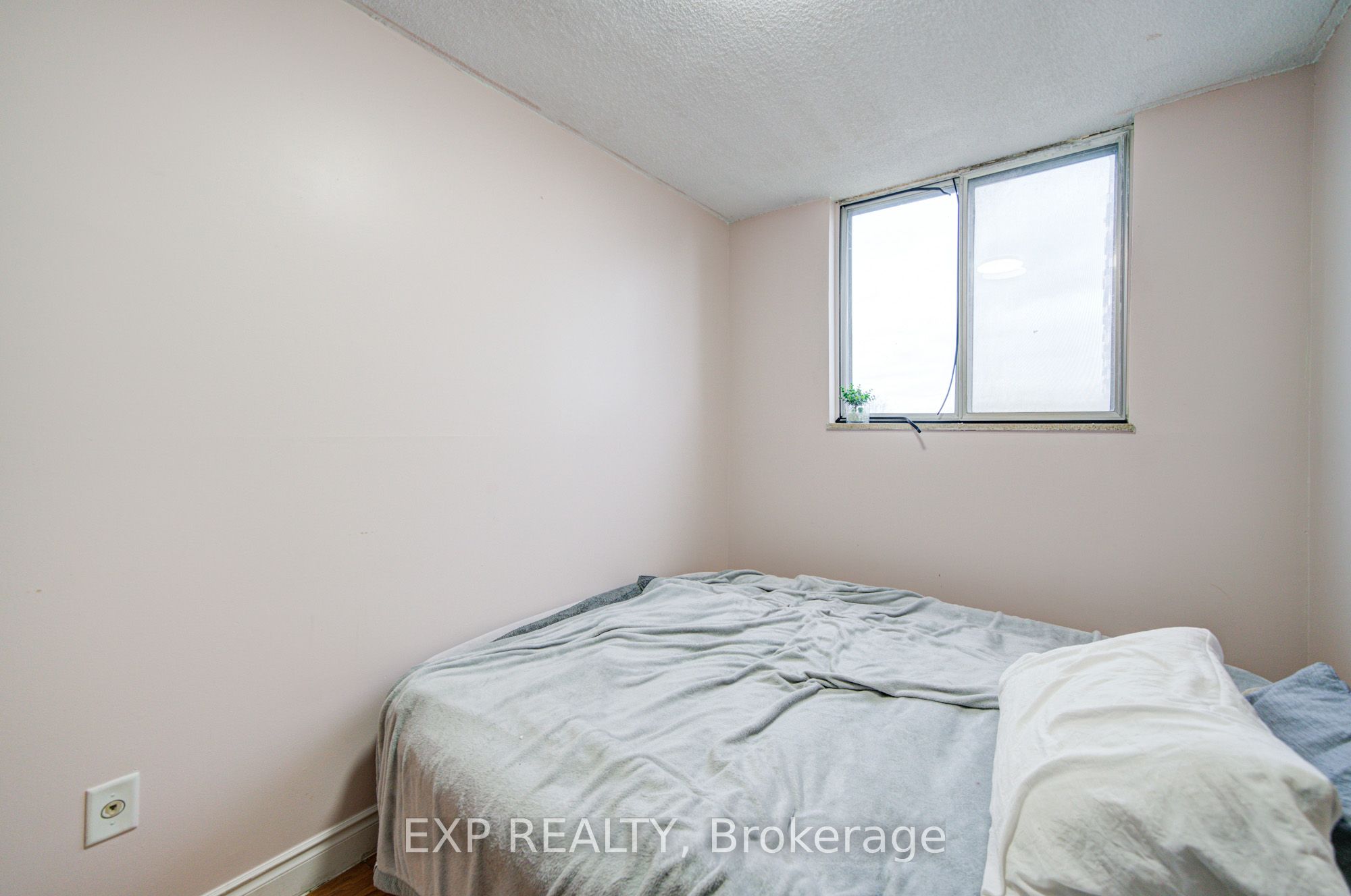 50 Lotherton Pathway 402 Property Photo 23