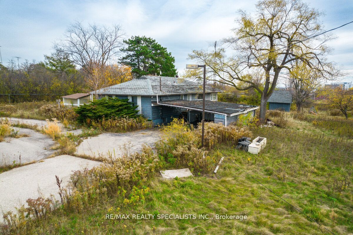 2036 Upper Middle Road E Property Photo 12
