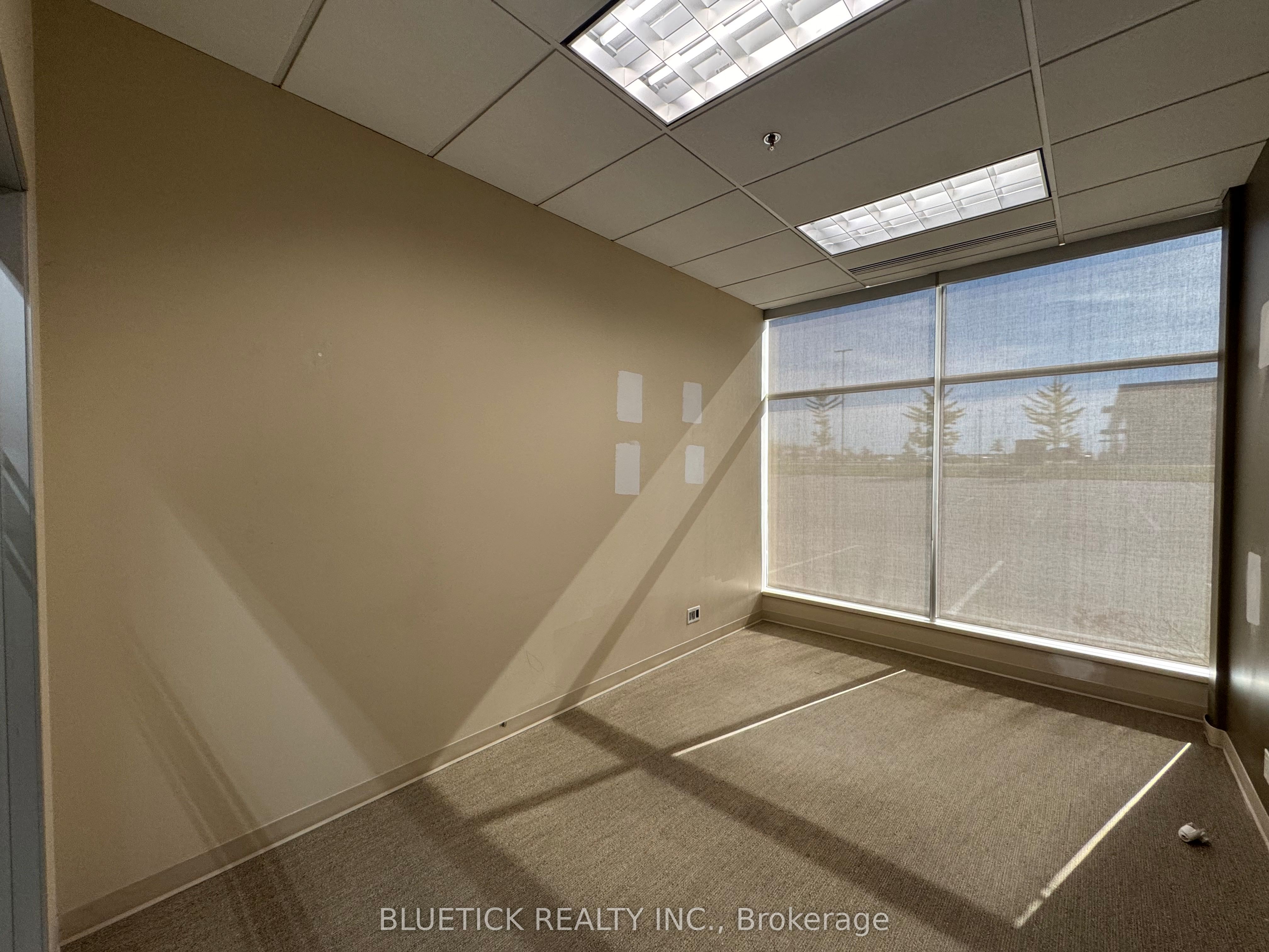 80 Courtneypark Drive W 3 Property Photo 6