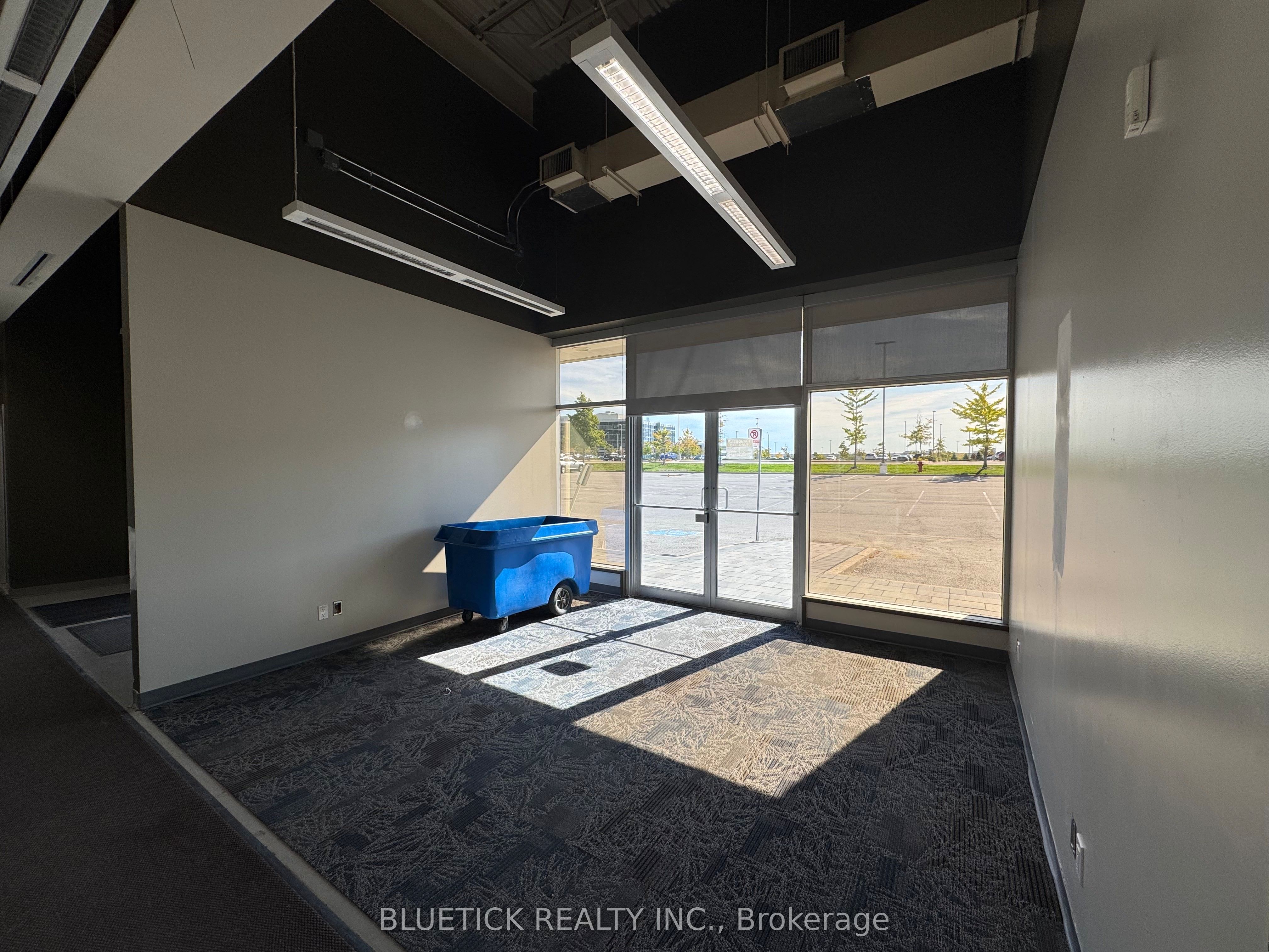 80 Courtneypark Drive W 3 Property Photo 7