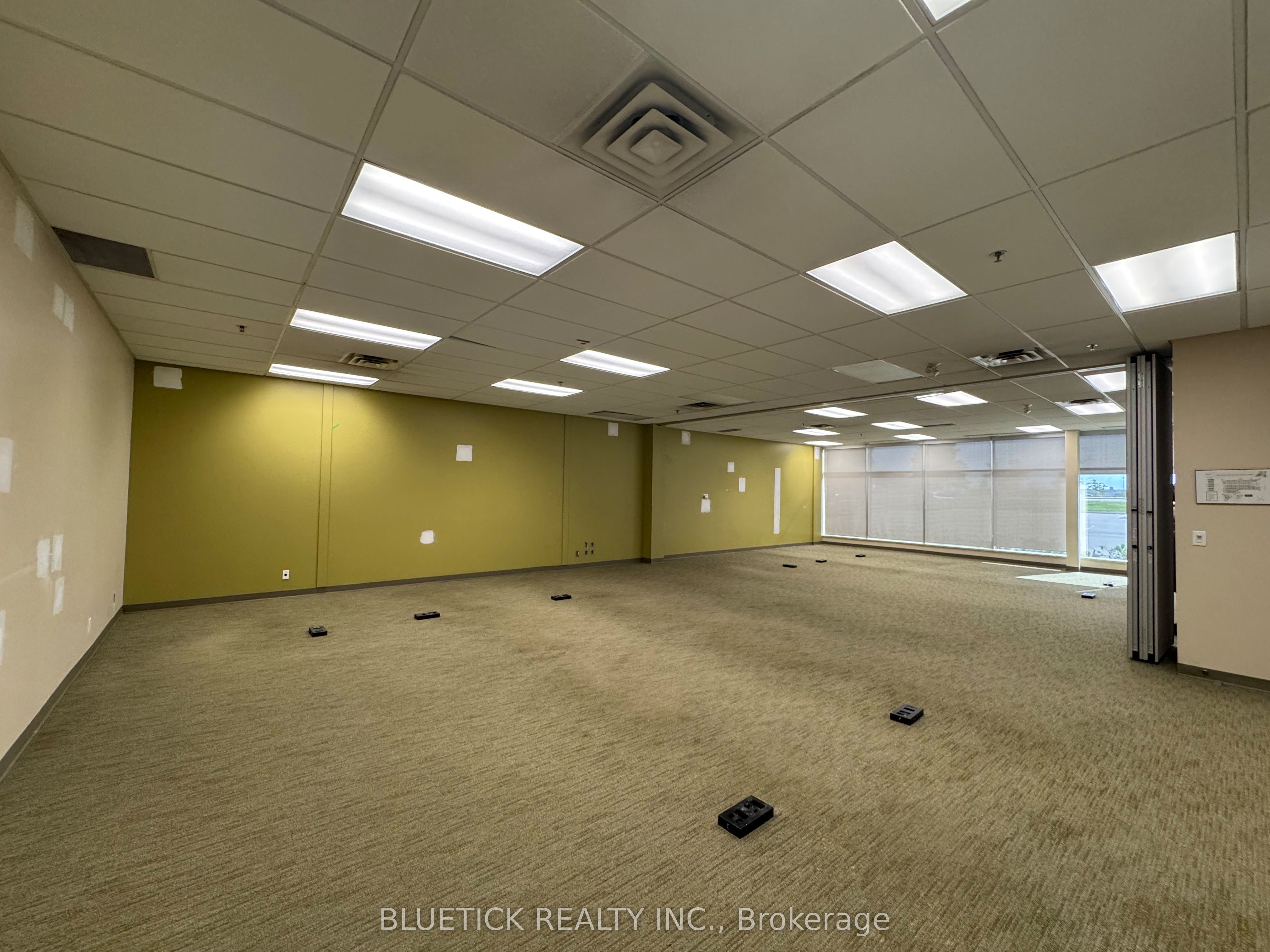 80 Courtneypark Drive W 3 Property Photo 9