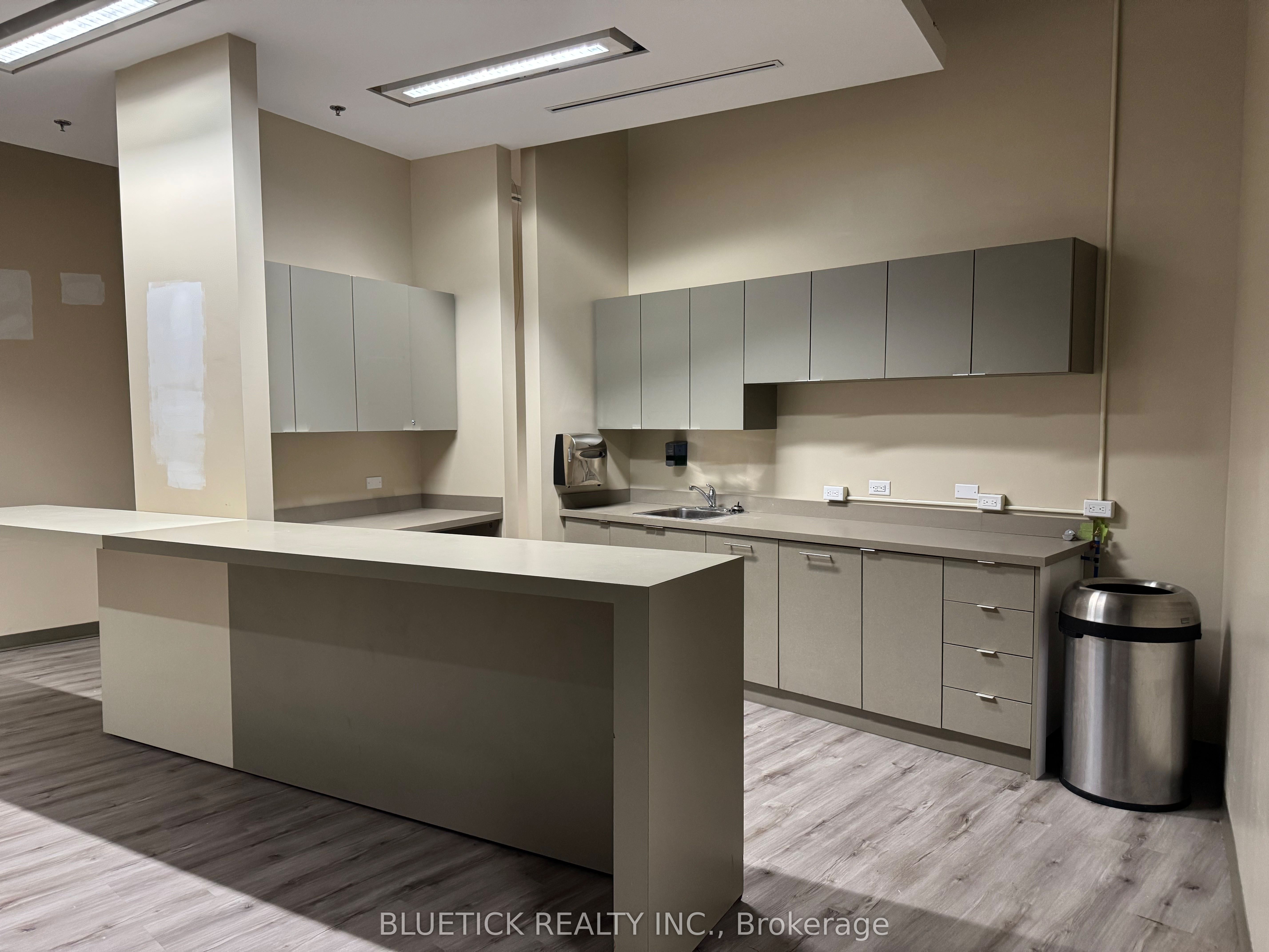 80 Courtneypark Drive W 3 Property Photo 15