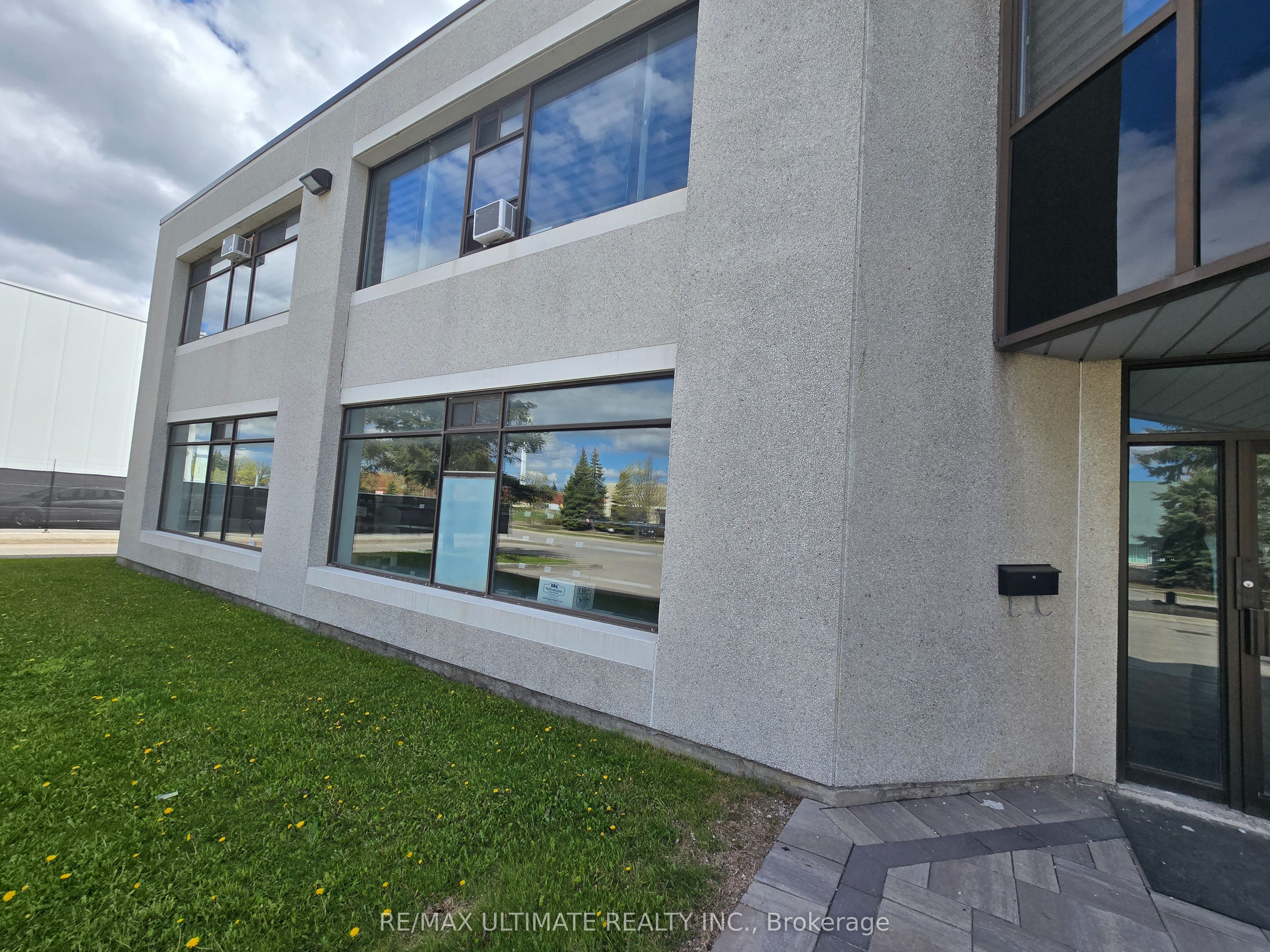 386 Deerhurst Drive A Property Photo 3