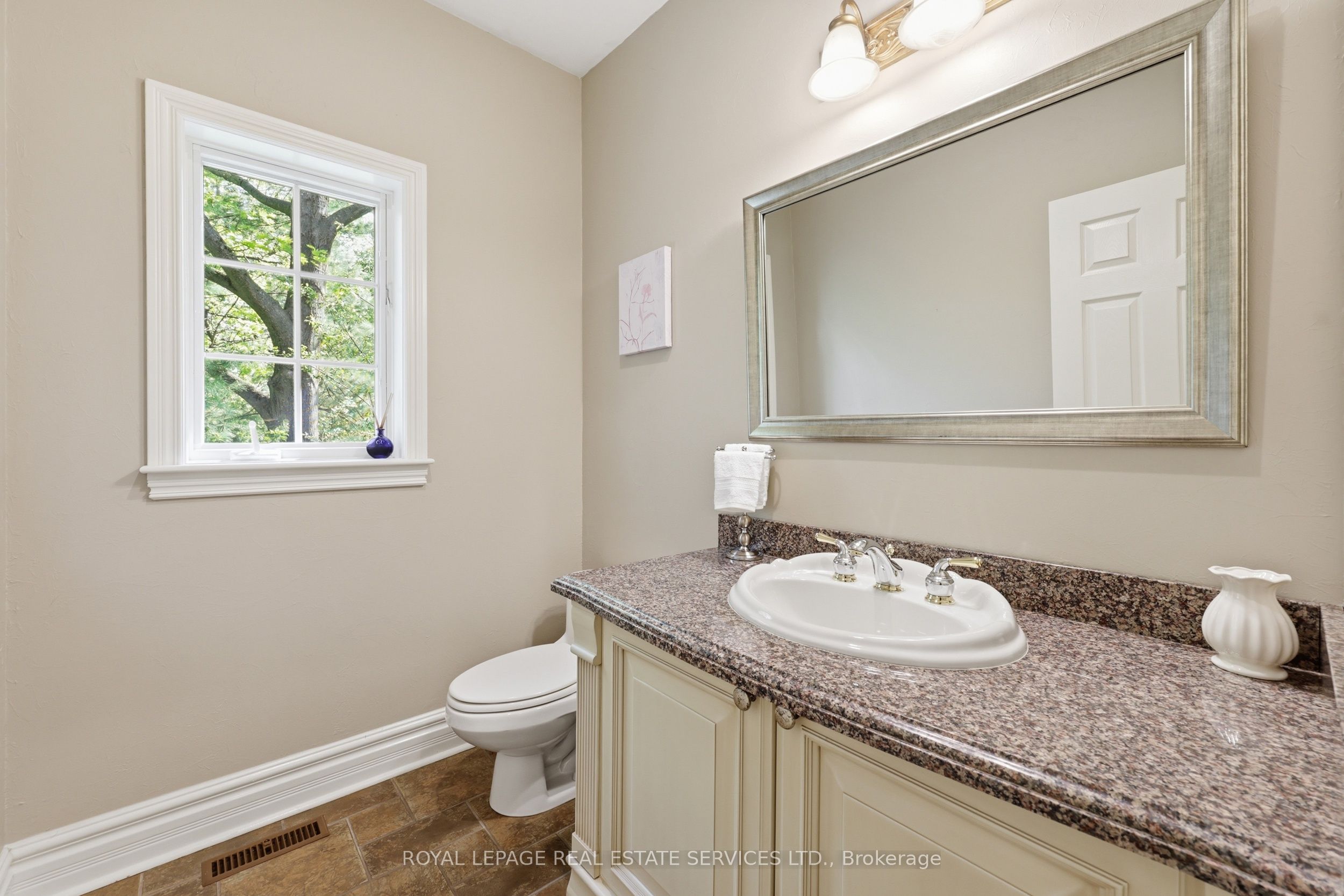 1227 Riverbank Way Property Photo 26