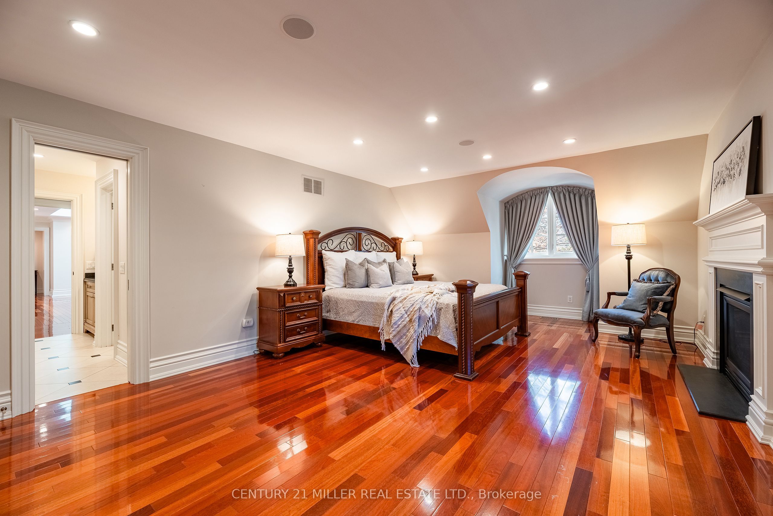 2096 Lakeshore Road E Property Photo 28