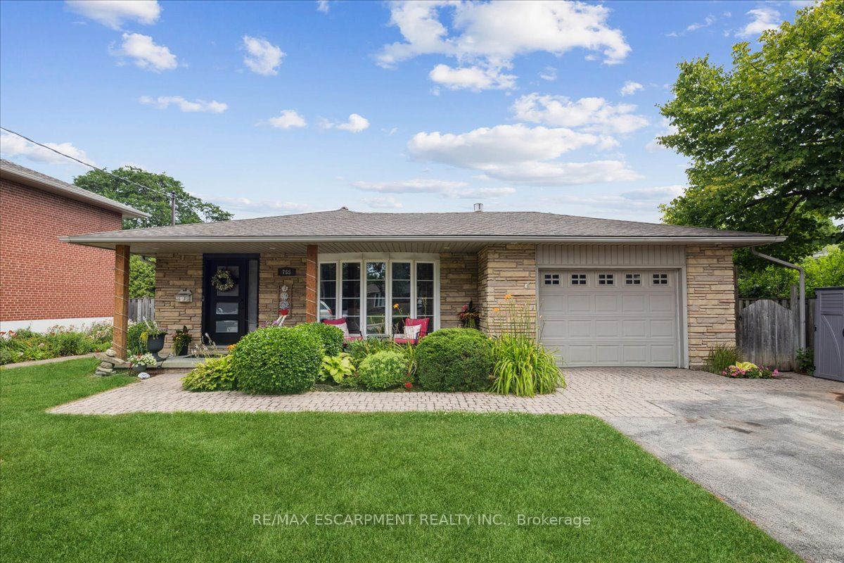 755 Parker Crescent Property Photo 2