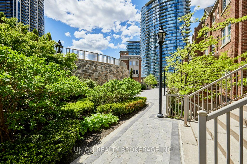 93 The Queensway 39 Property Photo 2