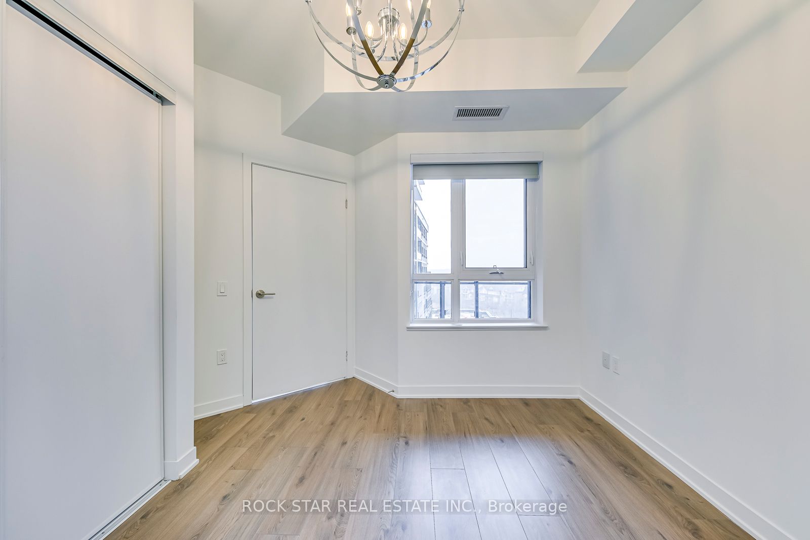 395 Dundas Street W 601 Property Photo 12