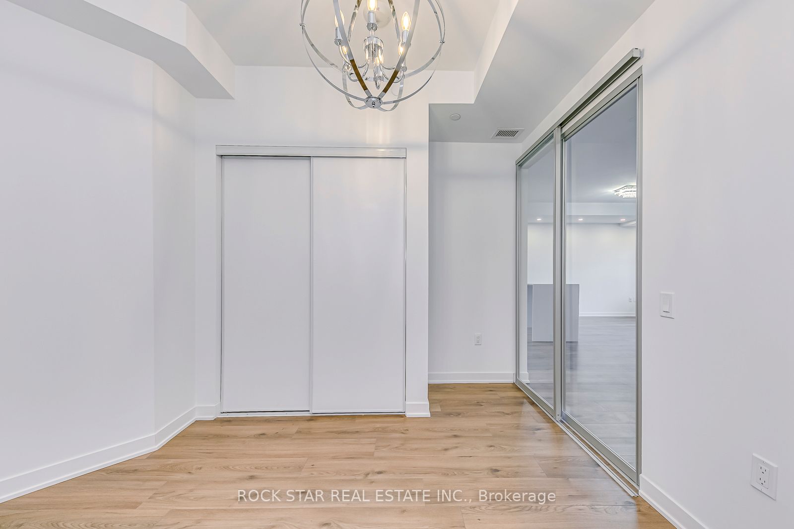395 Dundas Street W 601 Property Photo 13