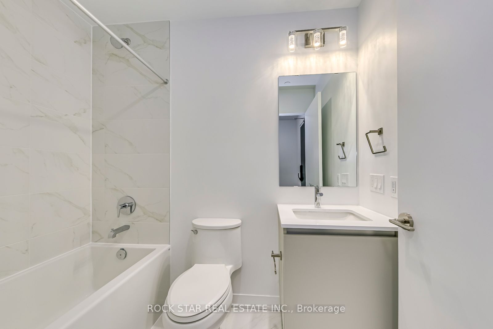 395 Dundas Street W 601 Property Photo 16