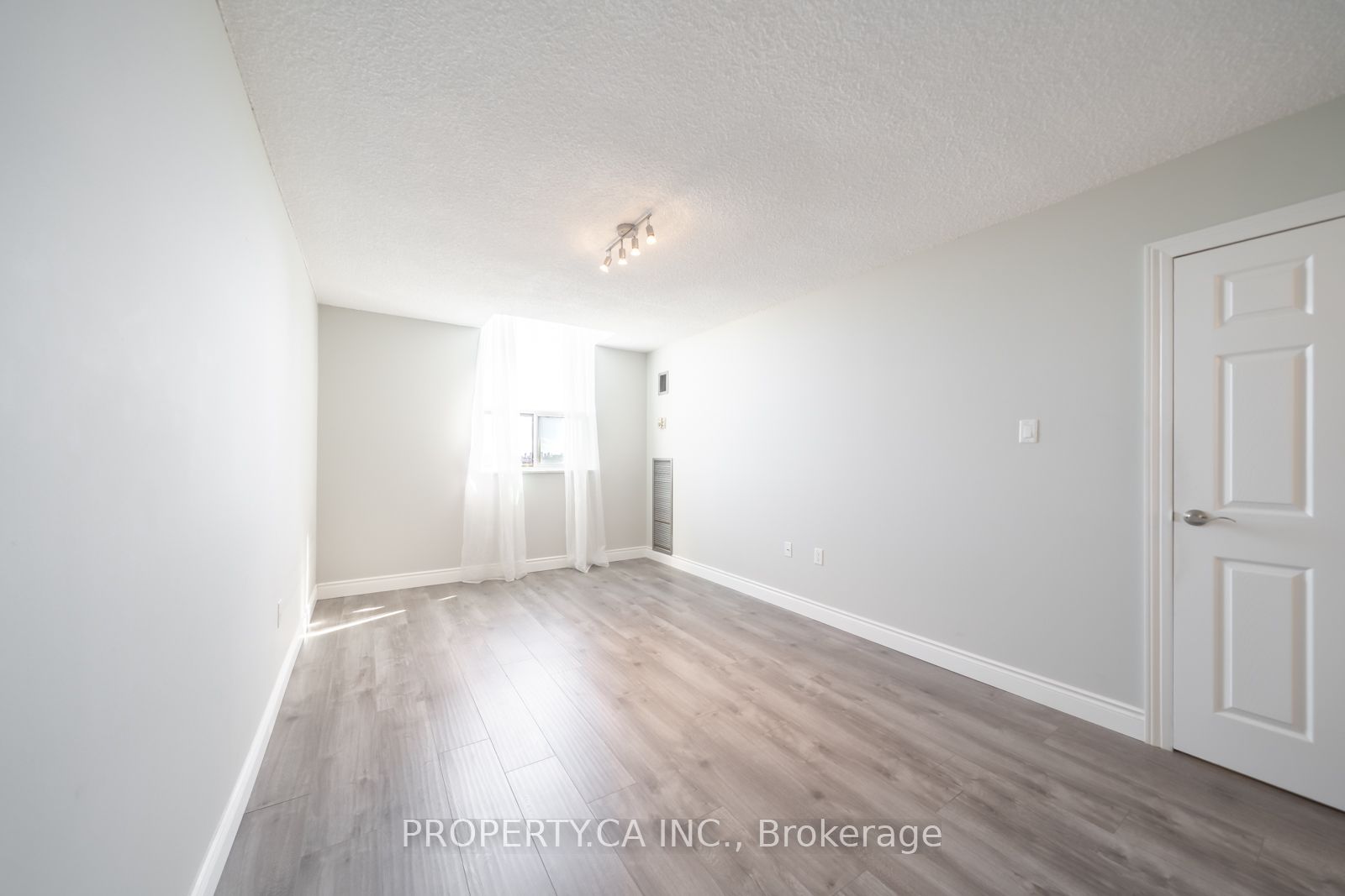355 Rathburn Road E 1204 Property Photo 16