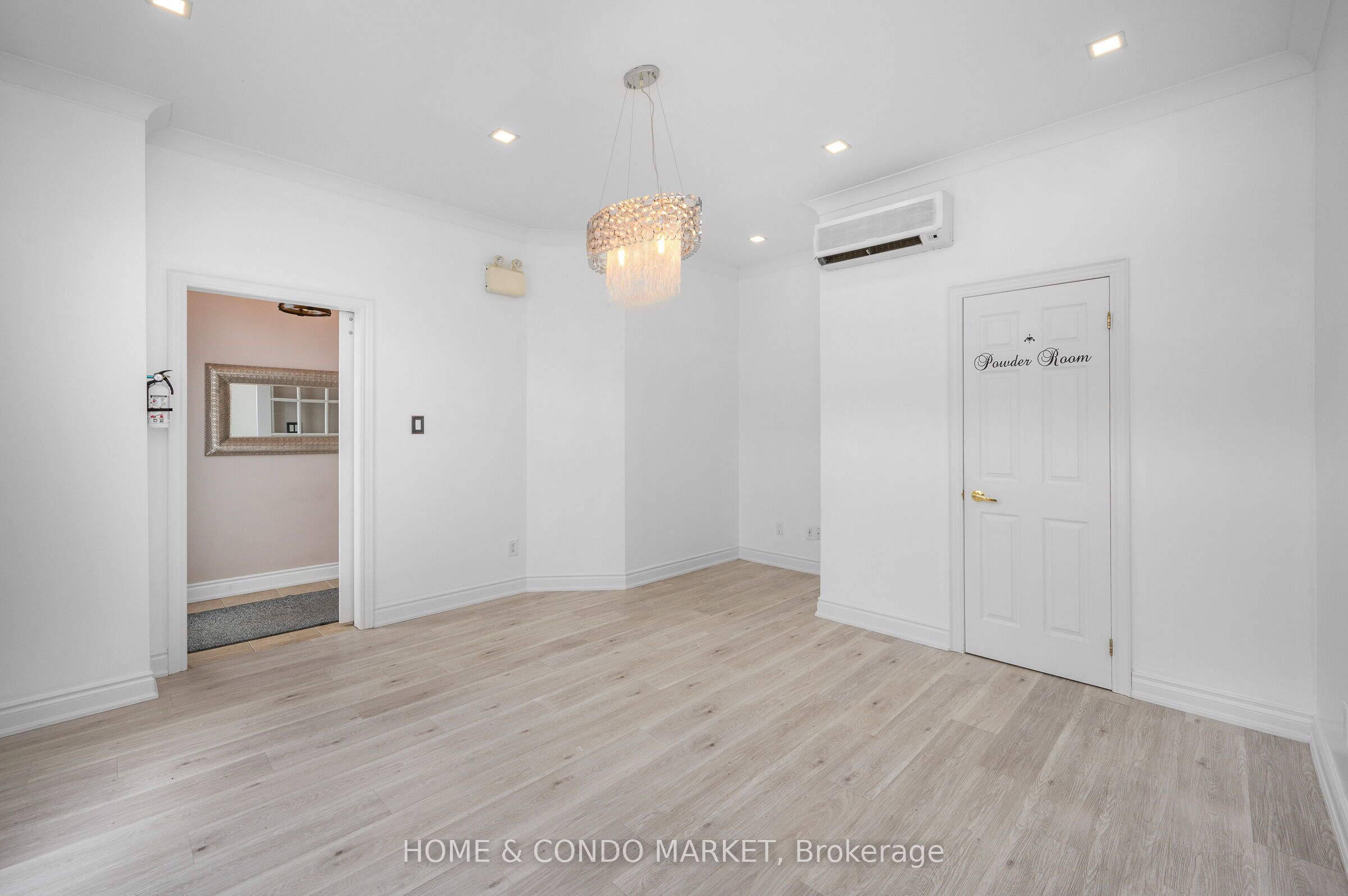 194 Lakeshore Road W Property Photo 6