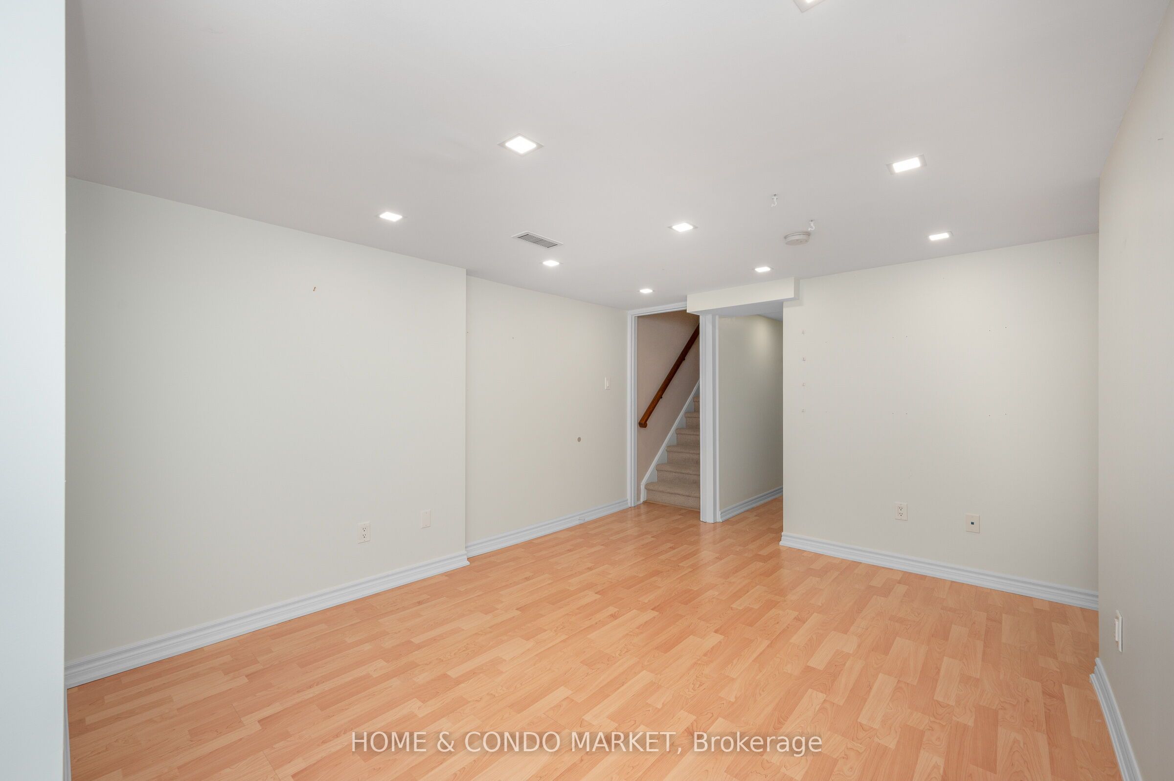 194 Lakeshore Road W Property Photo 33