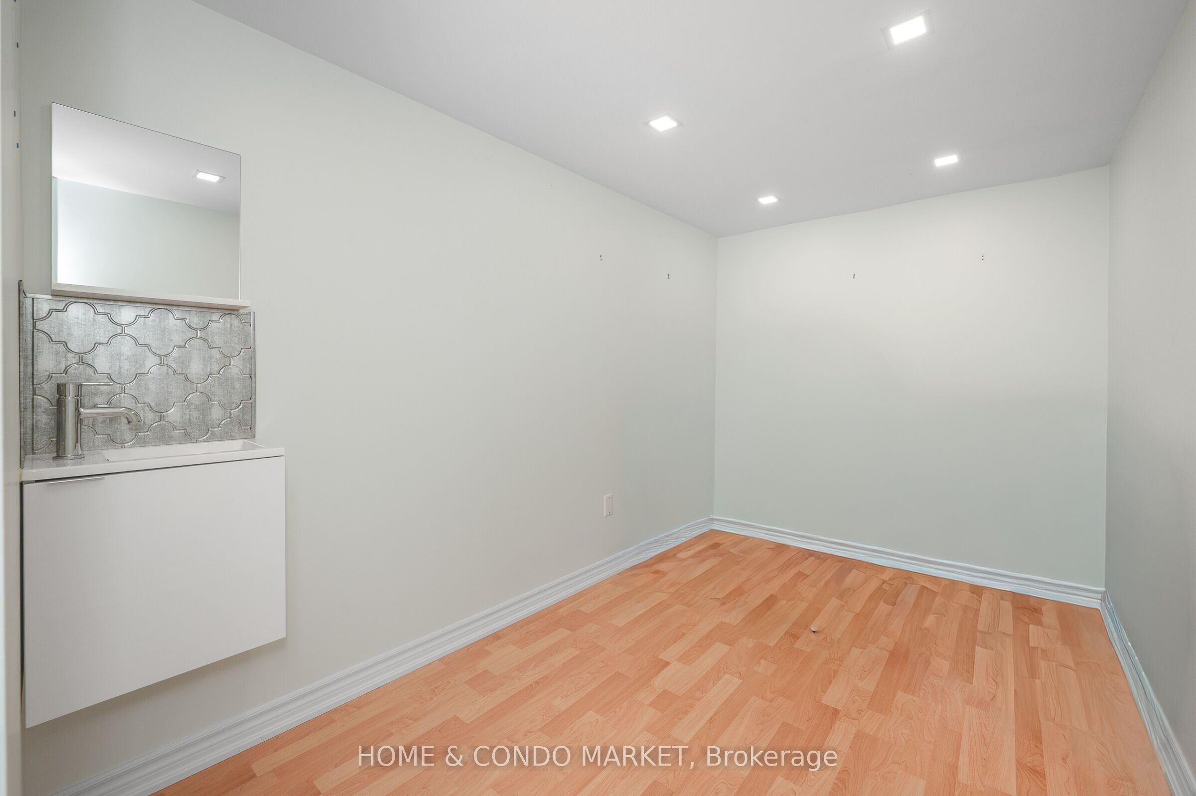 194 Lakeshore Road W Property Photo 34
