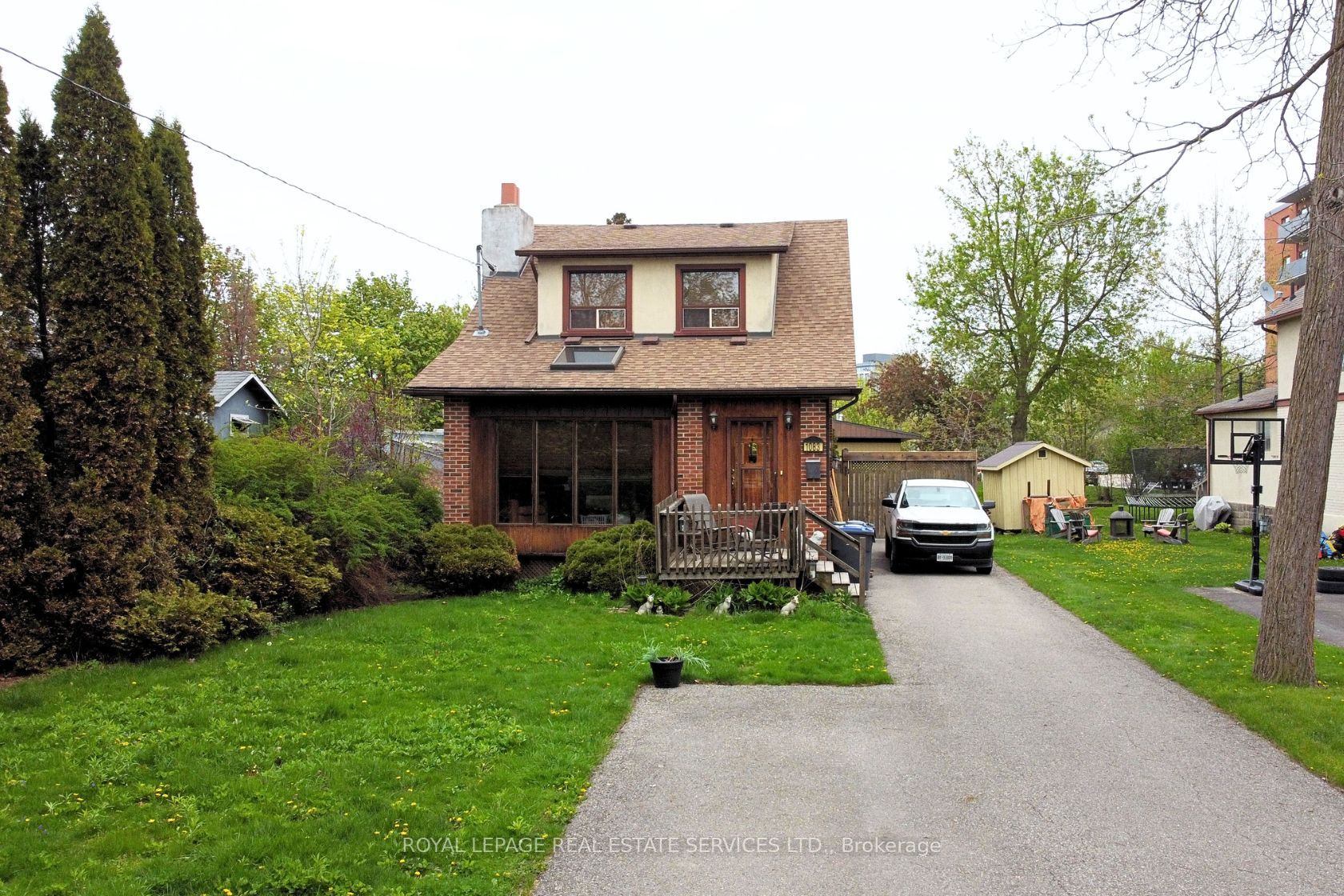 1083 Seneca Avenue Property Photo 5