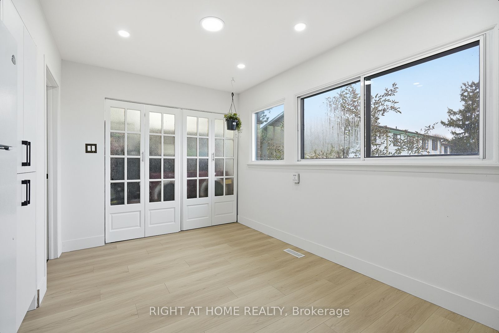 216 Fleetwood Crescent Property Photo 10