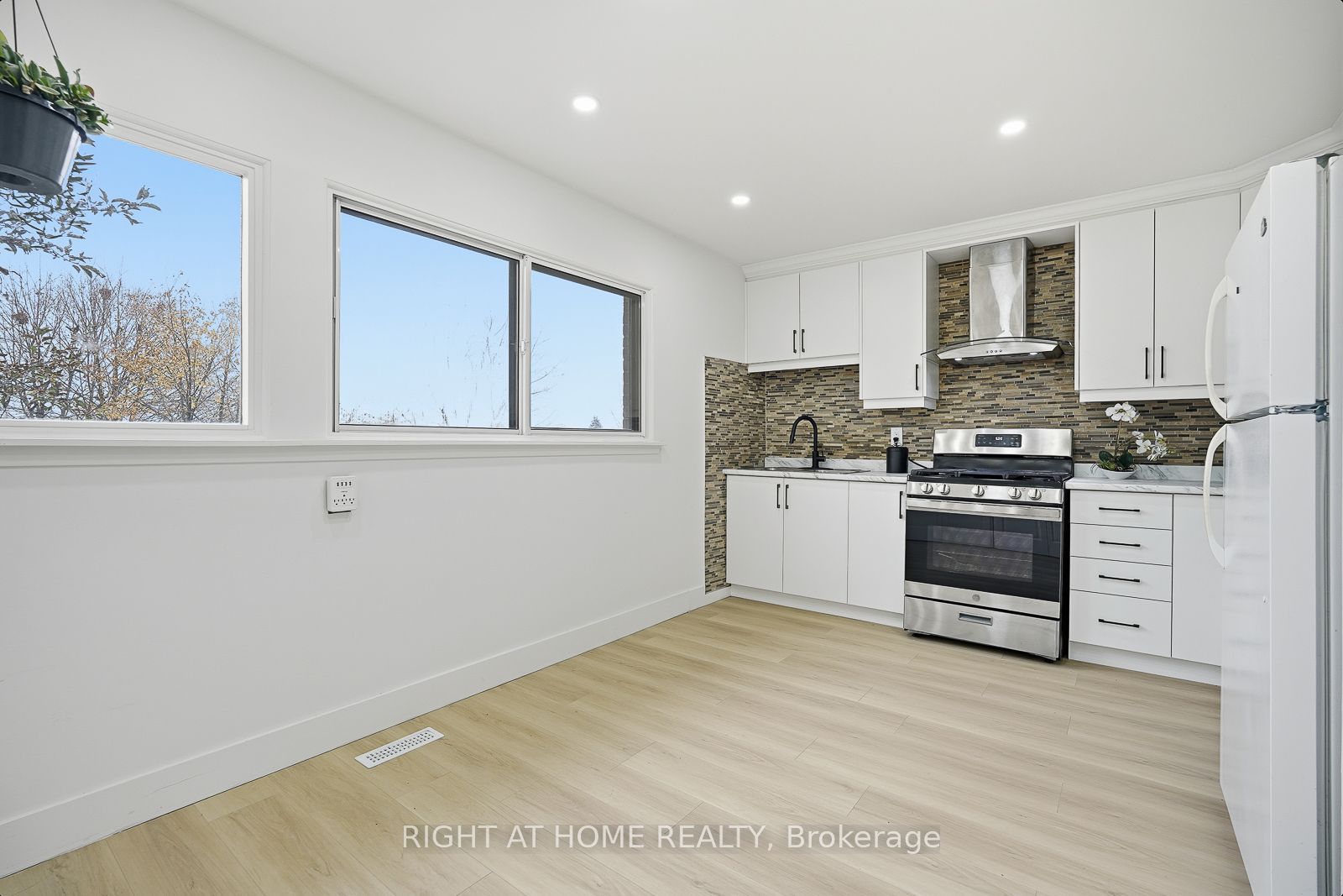 216 Fleetwood Crescent Property Photo 12