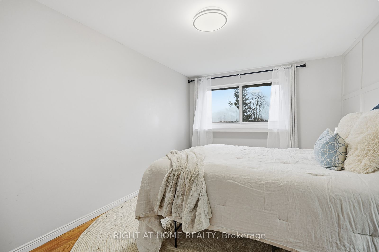 216 Fleetwood Crescent Property Photo 14