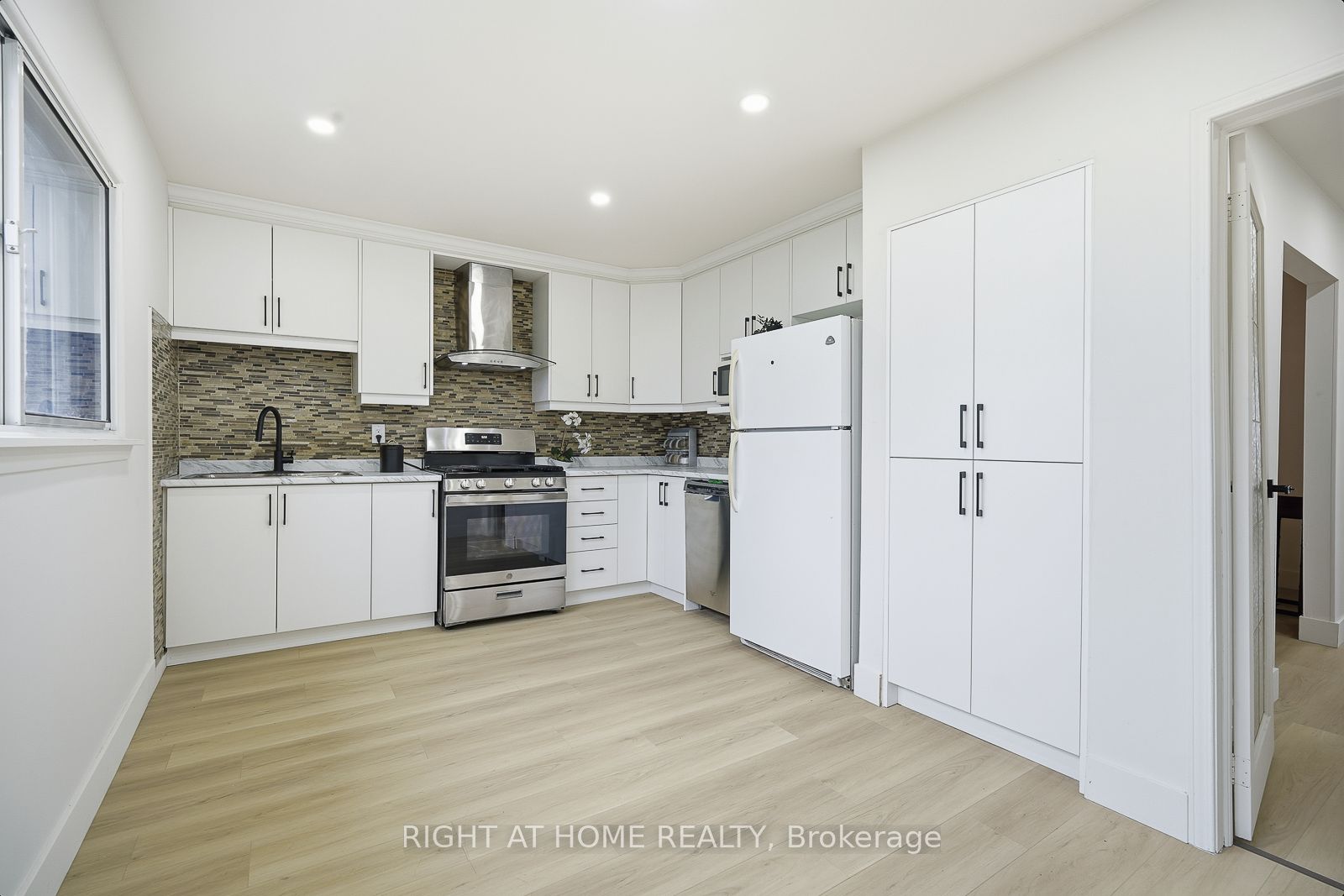 216 Fleetwood Crescent Property Photo 15