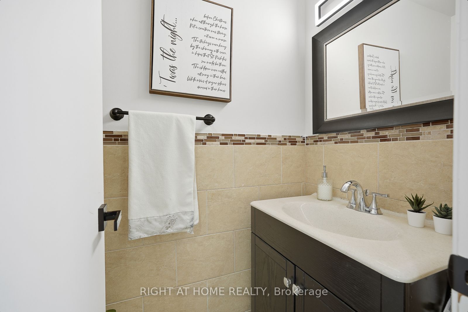 216 Fleetwood Crescent Property Photo 18