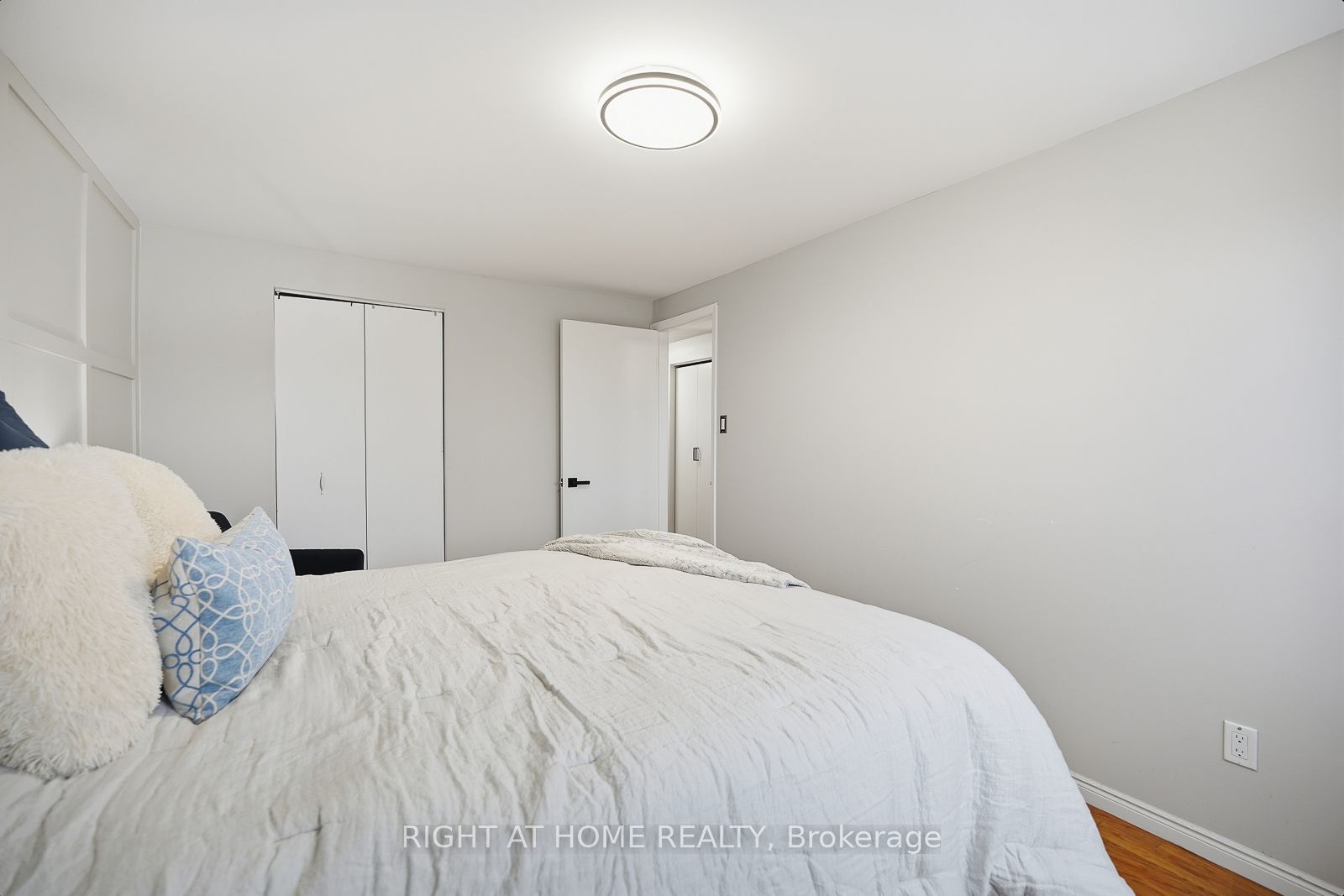216 Fleetwood Crescent Property Photo 20