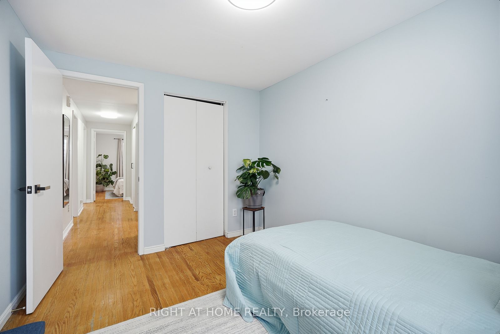 216 Fleetwood Crescent Property Photo 24