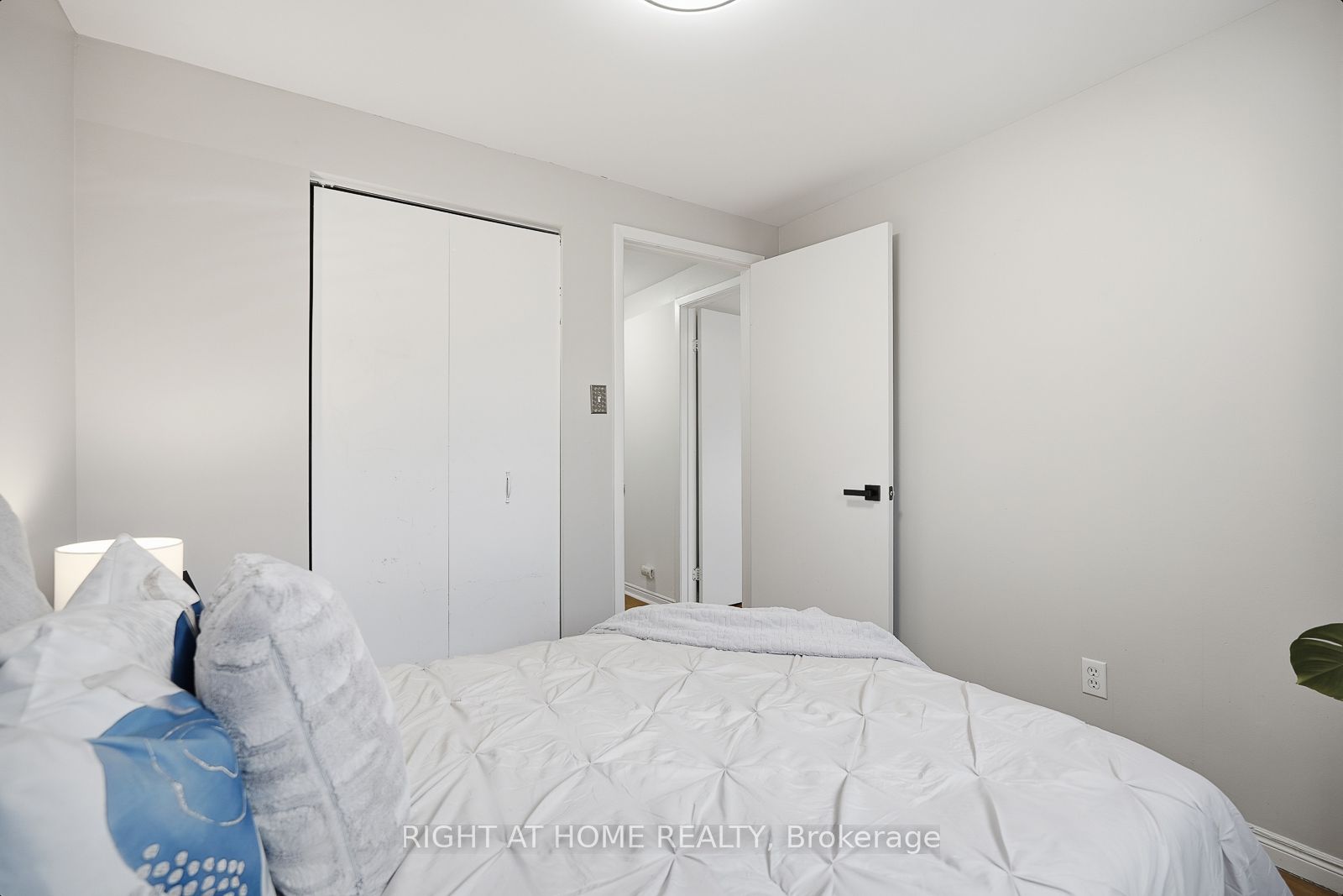 216 Fleetwood Crescent Property Photo 25