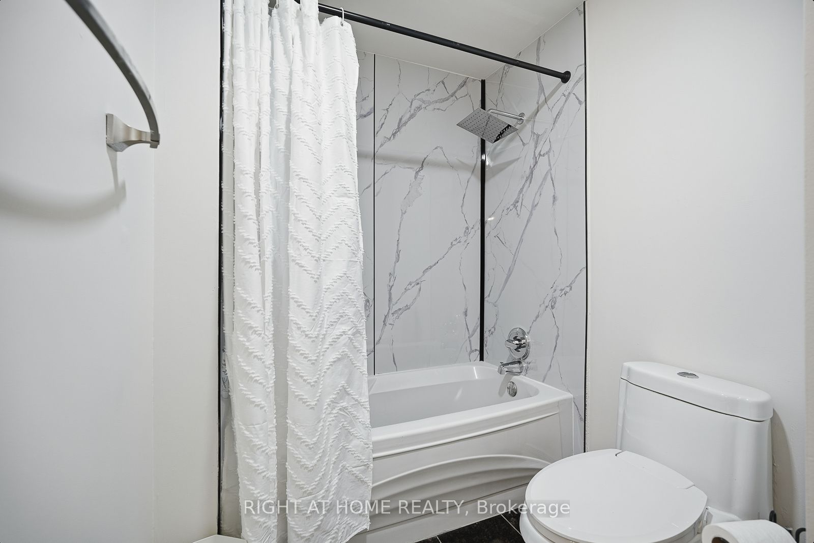 216 Fleetwood Crescent Property Photo 27