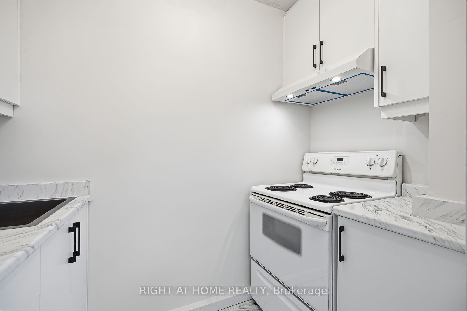 216 Fleetwood Crescent Property Photo 28