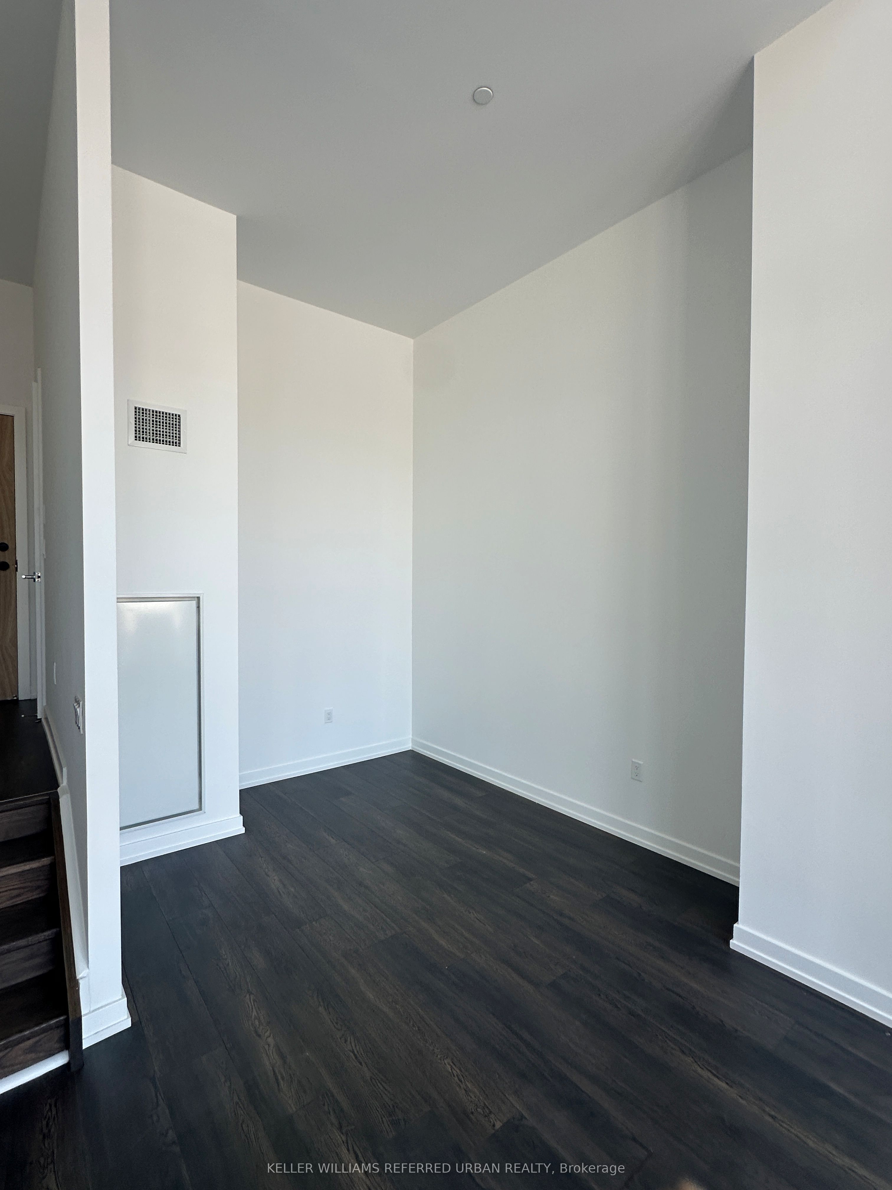 801 The Queensway 106 Property Photo 6