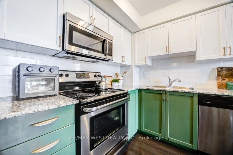 812 Lansdowne Avenue 704 Property Photo 6