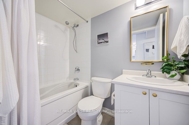 812 Lansdowne Avenue 704 Property Photo 7