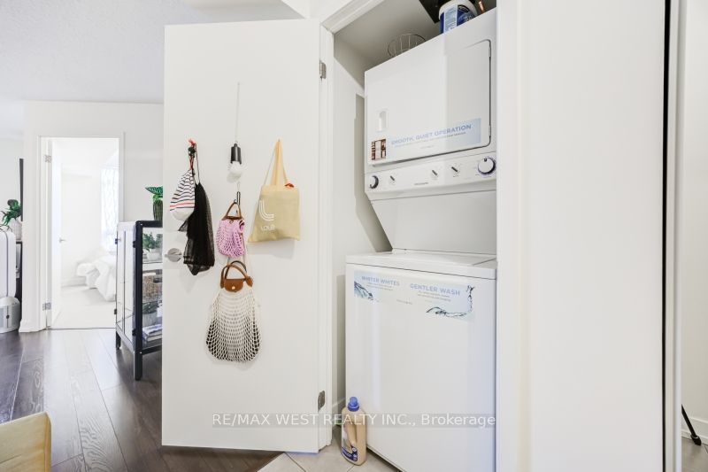 812 Lansdowne Avenue 704 Property Photo 10